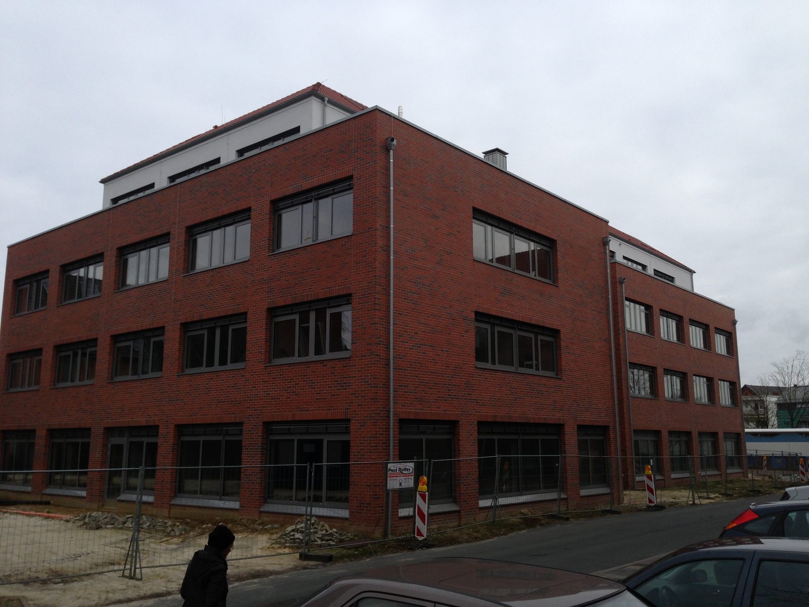 Eckansicht des Ärztehauses mit dreigeschossiger Klinkerfassade