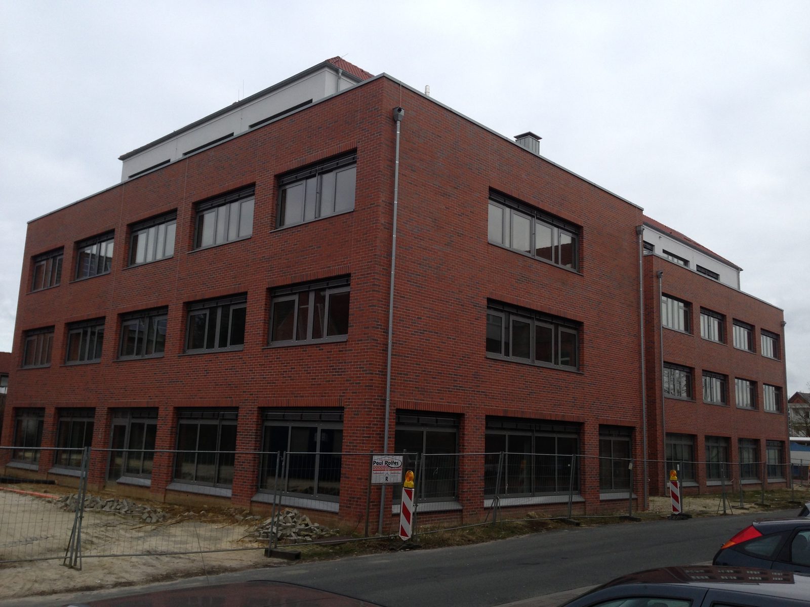 Straßenseite mit den bodentiefen Fenstern der Praxisflächen im Erdgeschoss