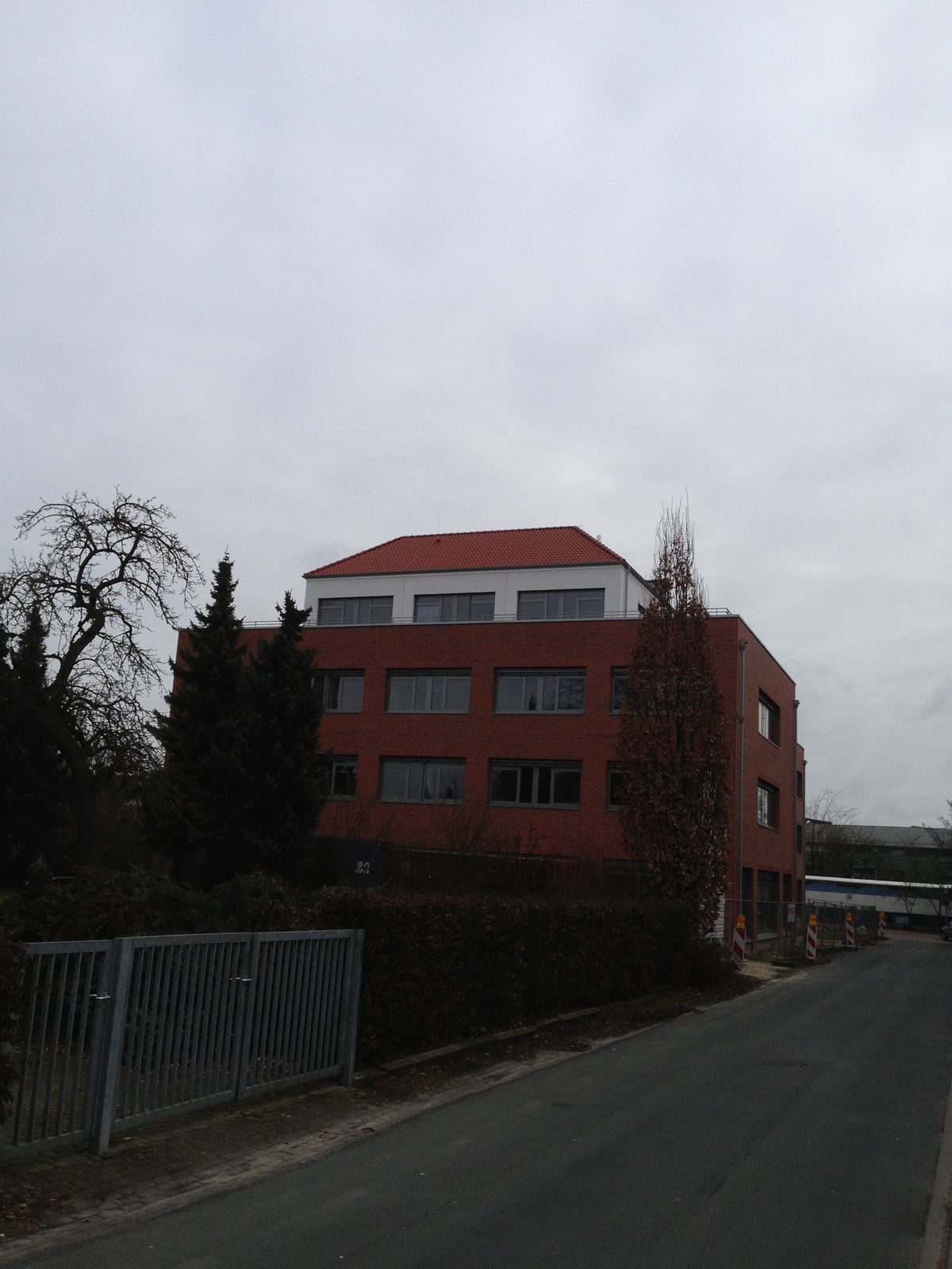 Blick von der Zufahrt auf die Giebelseite