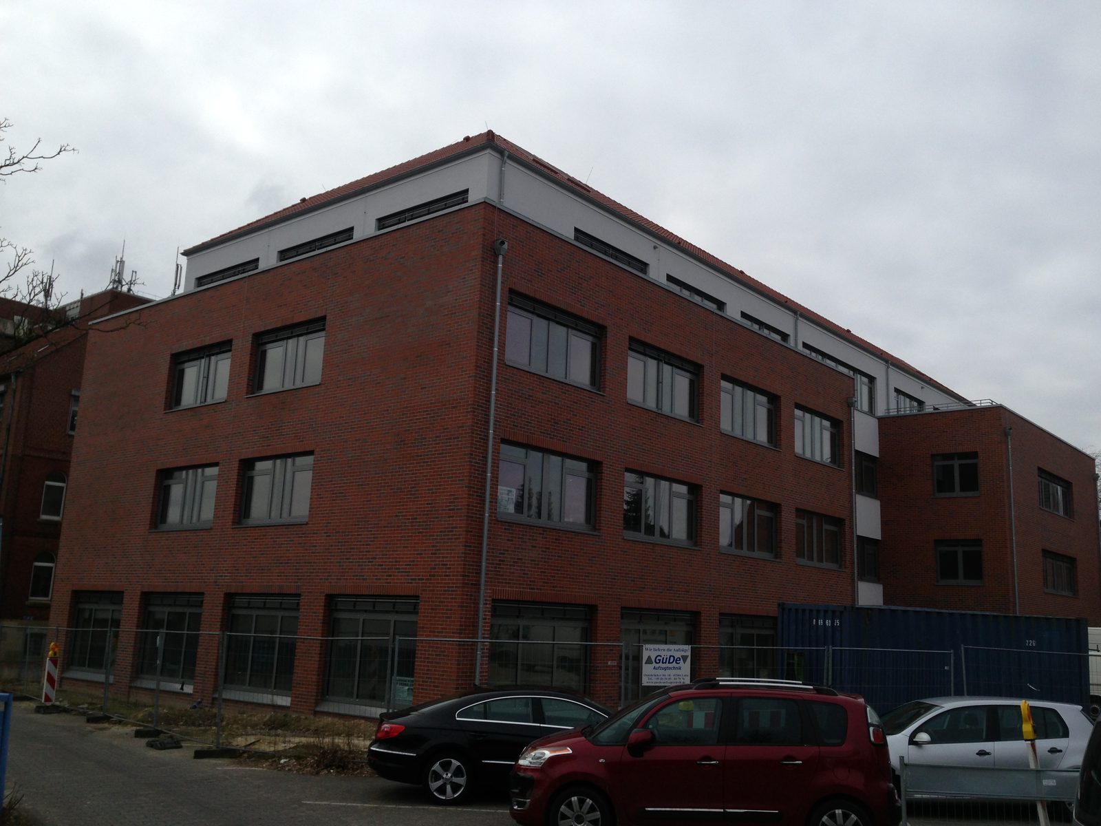 Seitenansicht mit dem zurückgesetzten Staffelgeschoss und der Dachterrasse