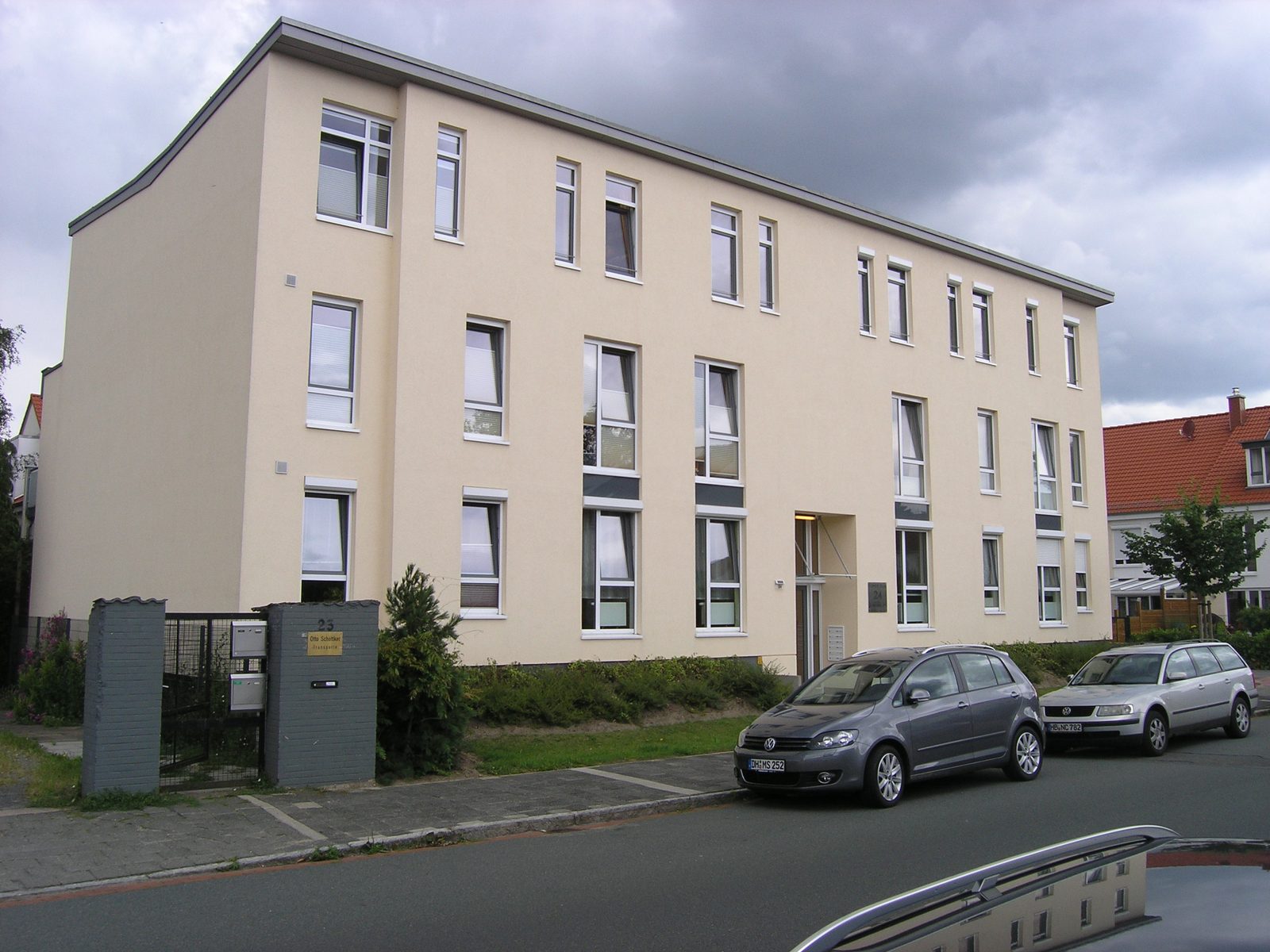 Straßenseite des Mehrfamilienhauses