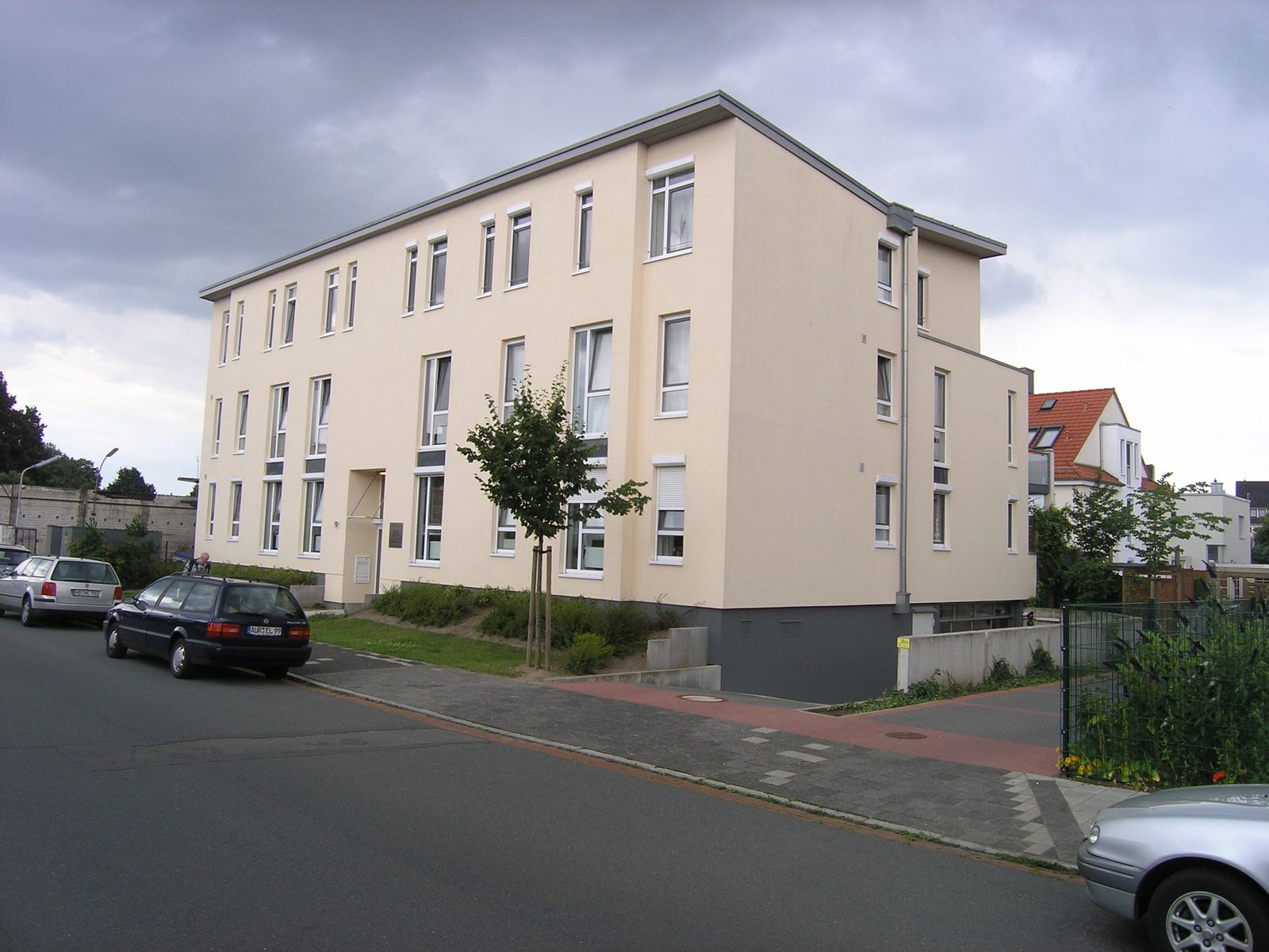 Giebelseite mit dem zurückspringenden Treppenhaus