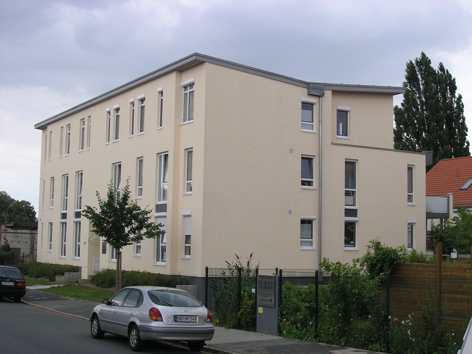 Blick von der Straße auf die Gebäudeecke