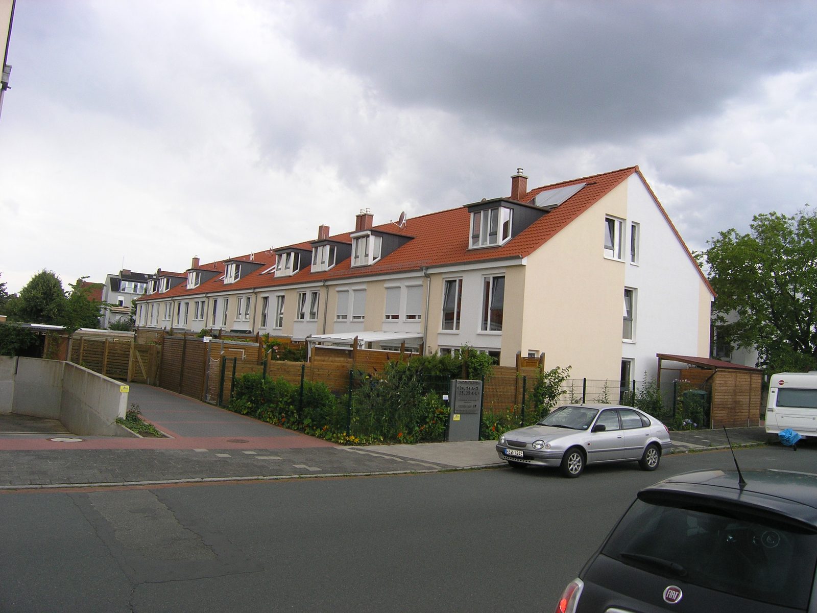 Die Reihenhauszeile von der Straßenkreuzung aus