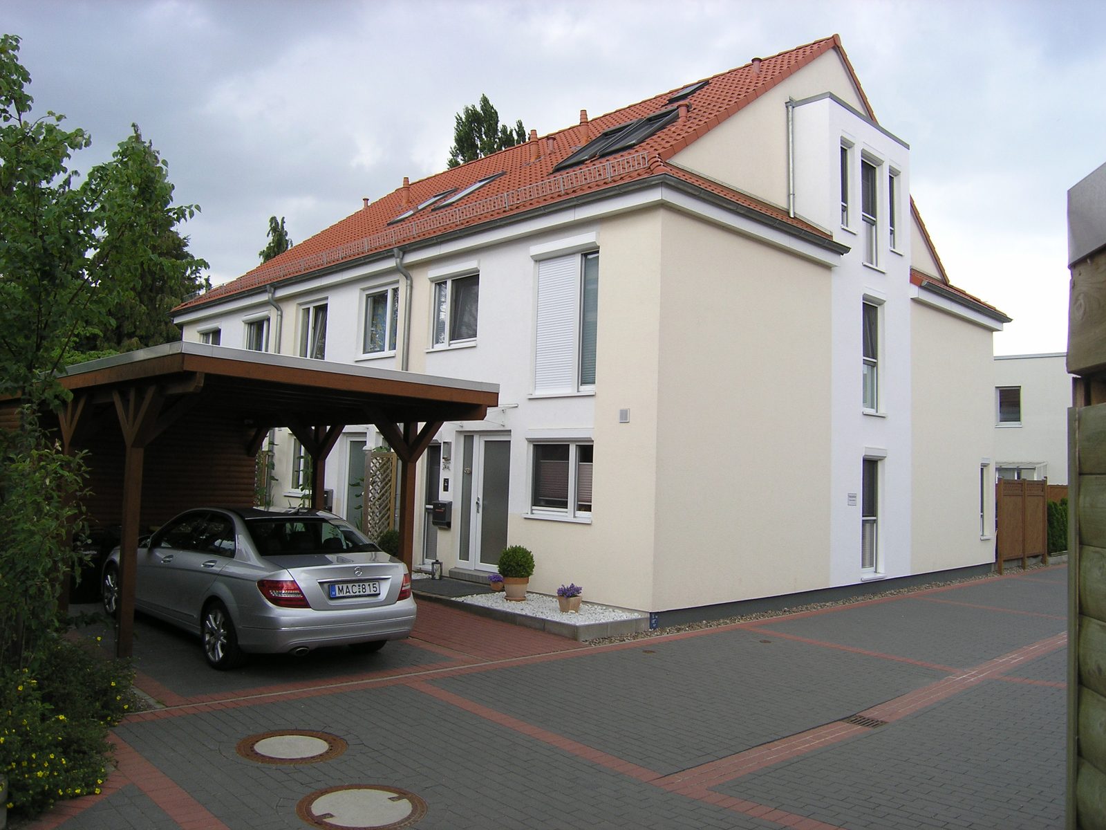 Eingangsseite mit Carport