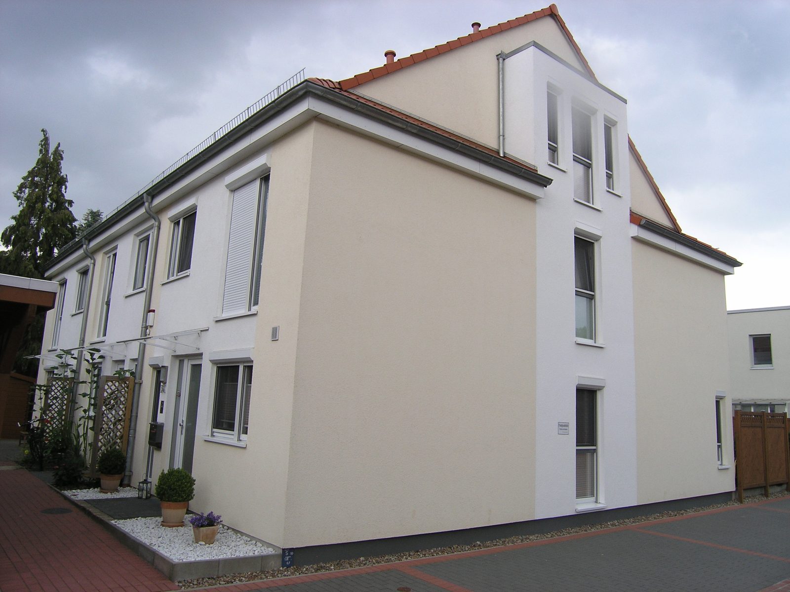Giebelseite mit dem vorgesetzten Treppenhausfenster