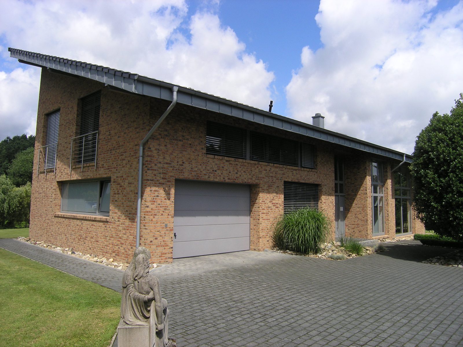 Zufahrt mit Garage
