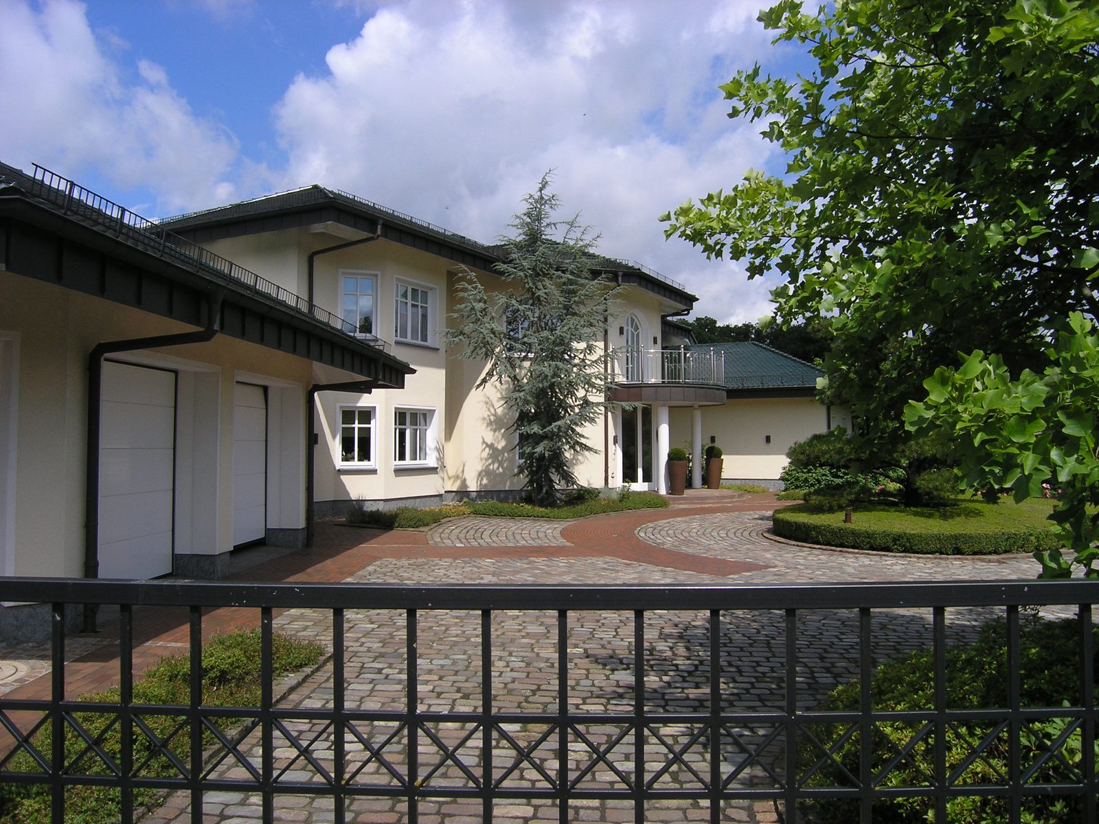 Zufahrt mit den Garagen und dem gepflasterten Vorplatz