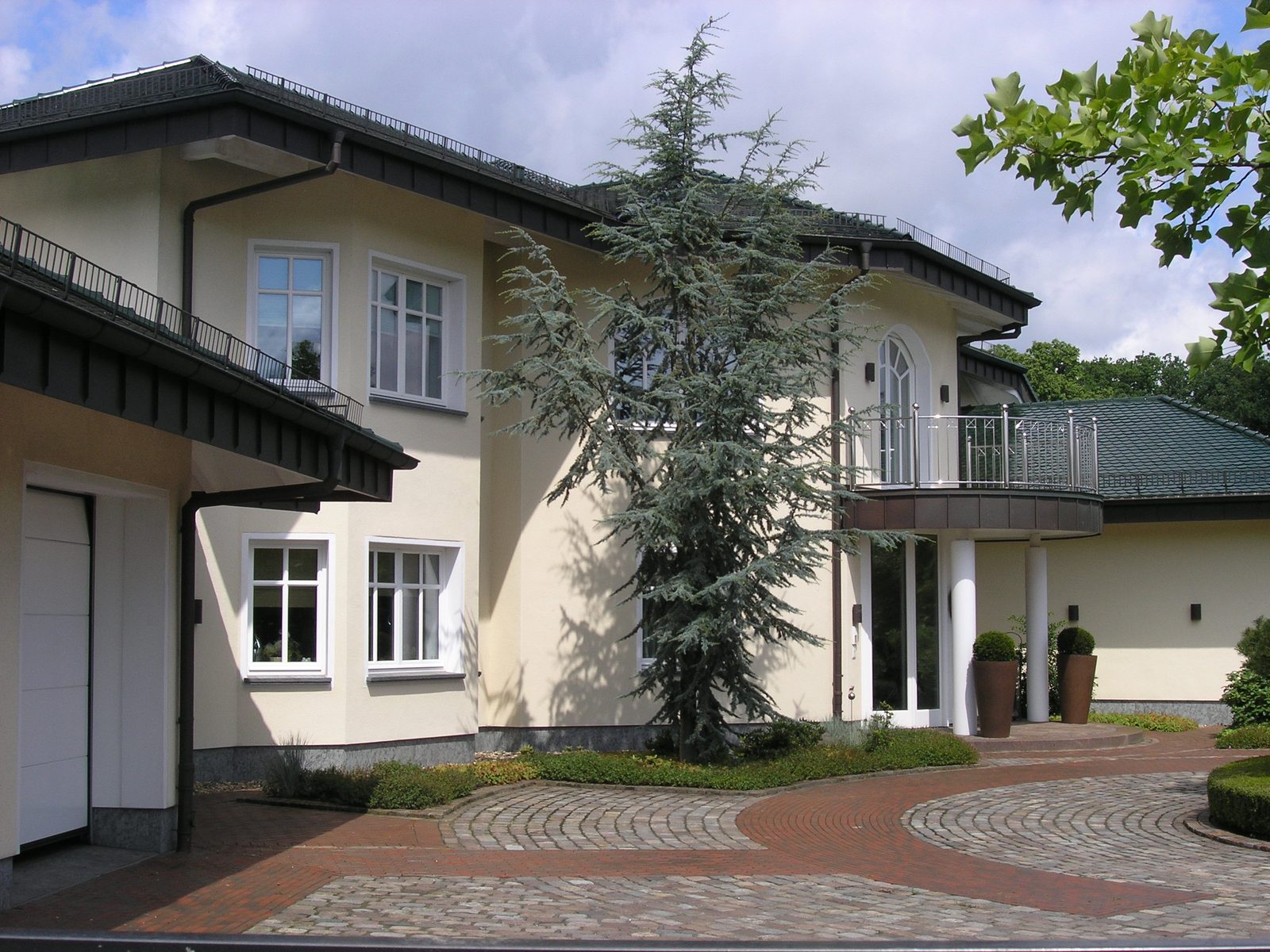 Eingangsseite mit rundem Vorbau und Balkon