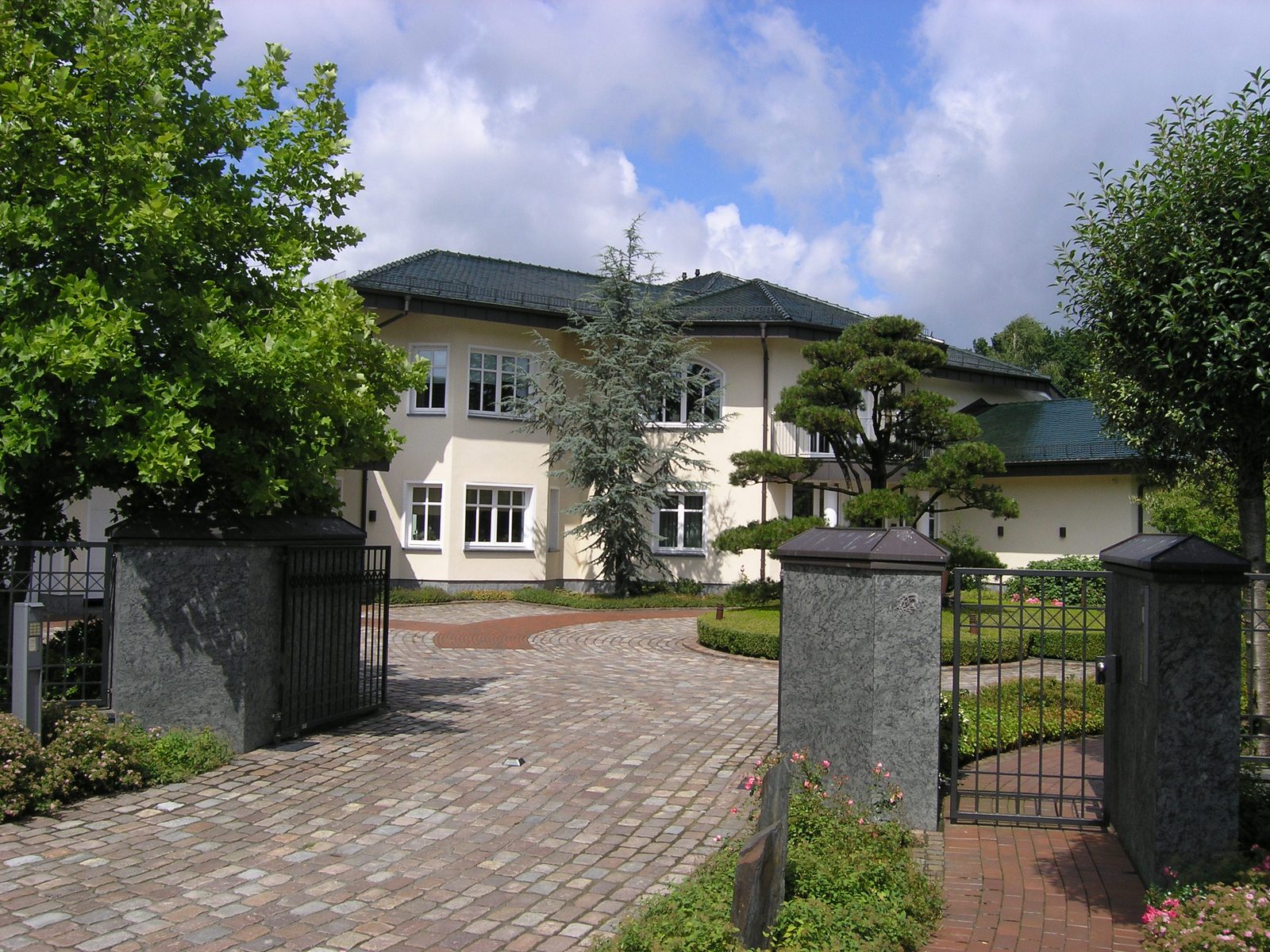 Blick durch die Toranlage auf das Haus
