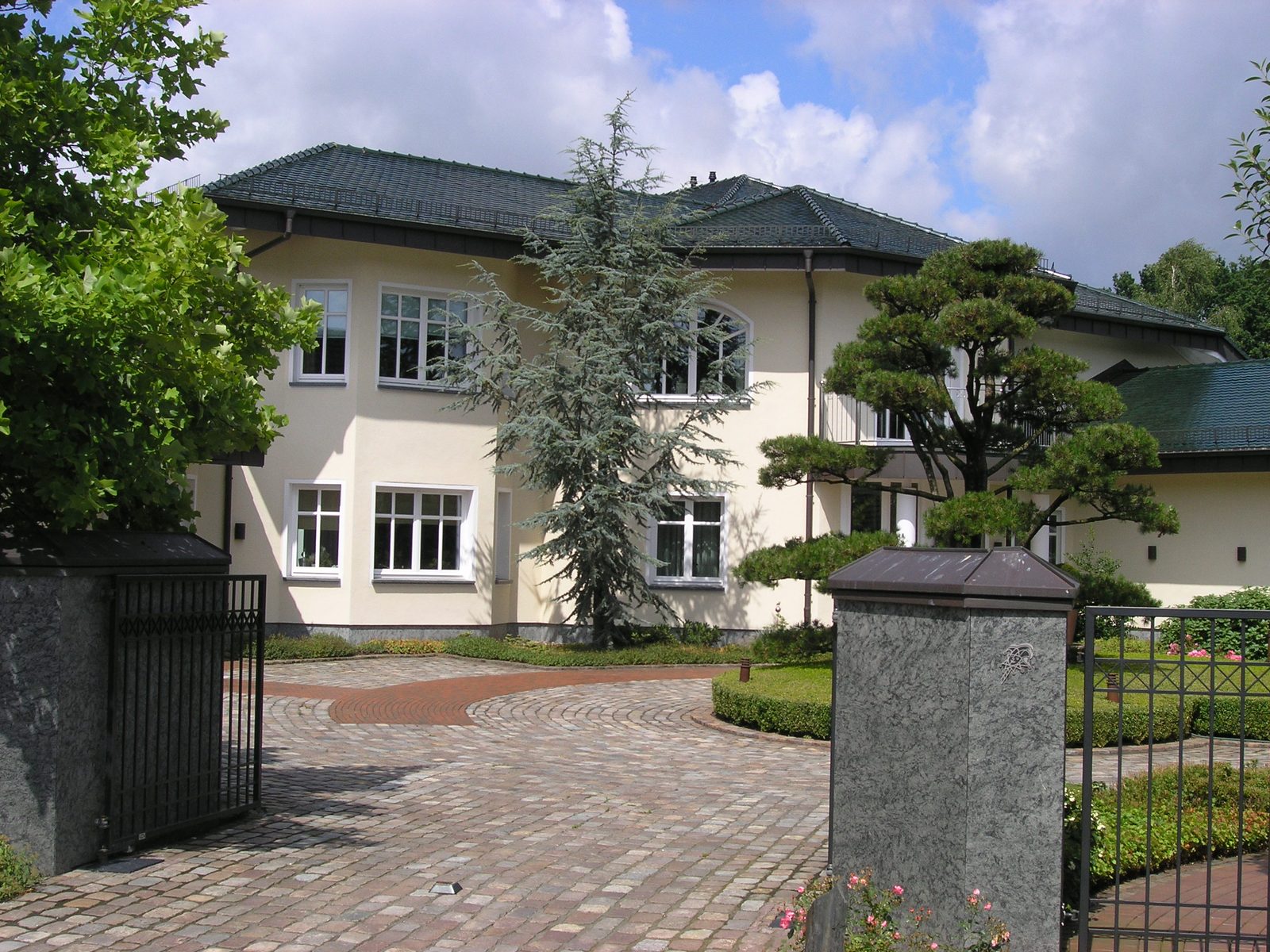 Vorplatz mit Rundweg und Formgehölzen