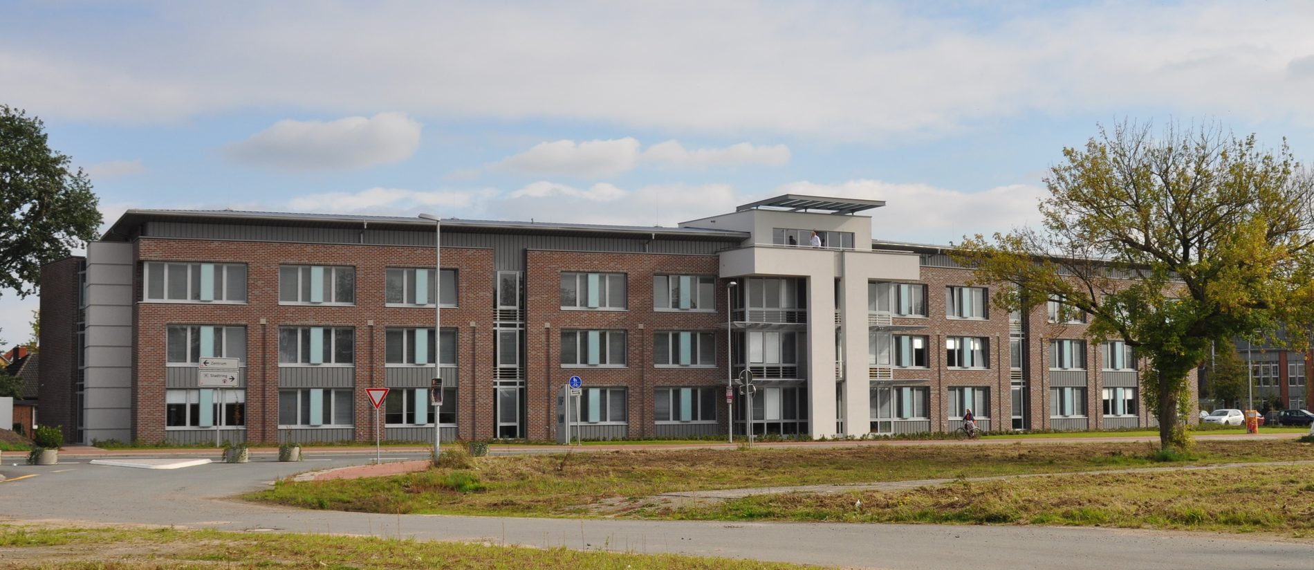 Das fertiggestellte Gebäude von der Kreuzung aus
