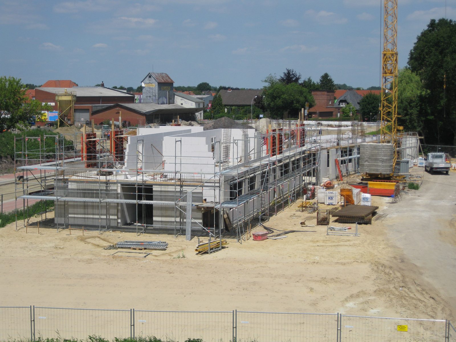 Juni 2010 – aufgehendes Mauerwerk, Schalung und Gerüst