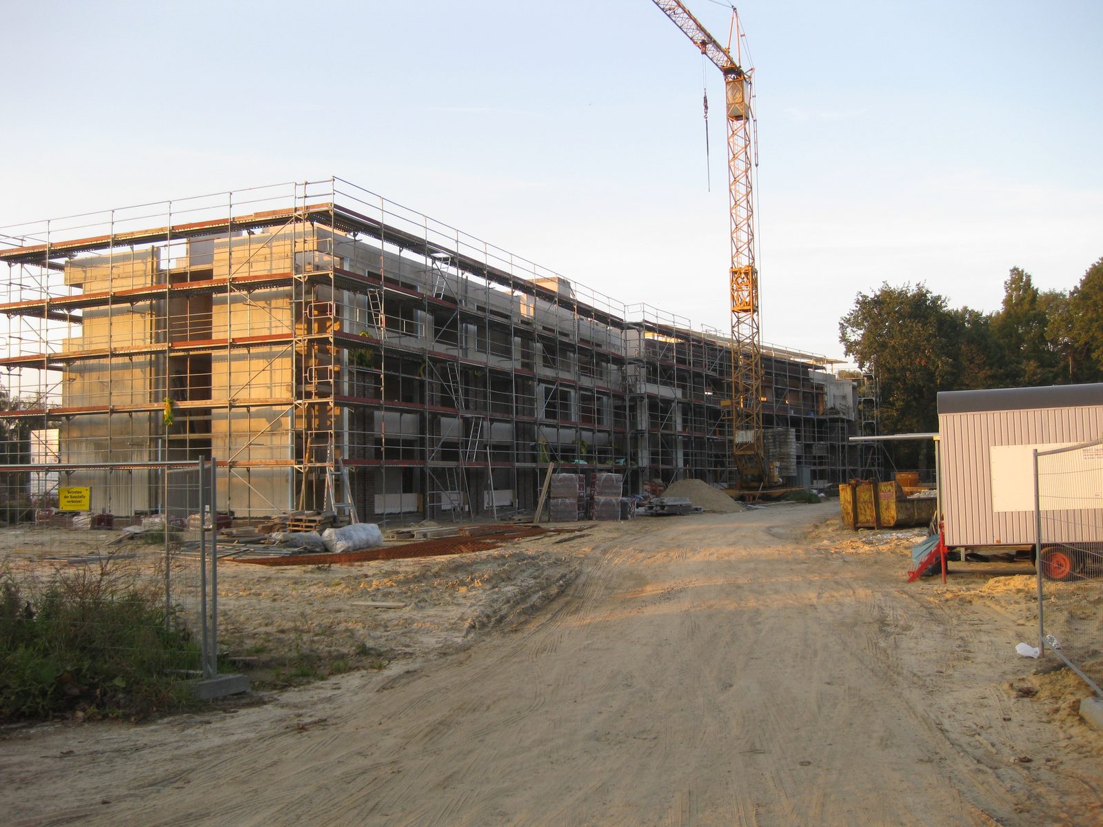Oktober 2010 – Blick von der Zufahrt auf den eingerüsteten Rohbau