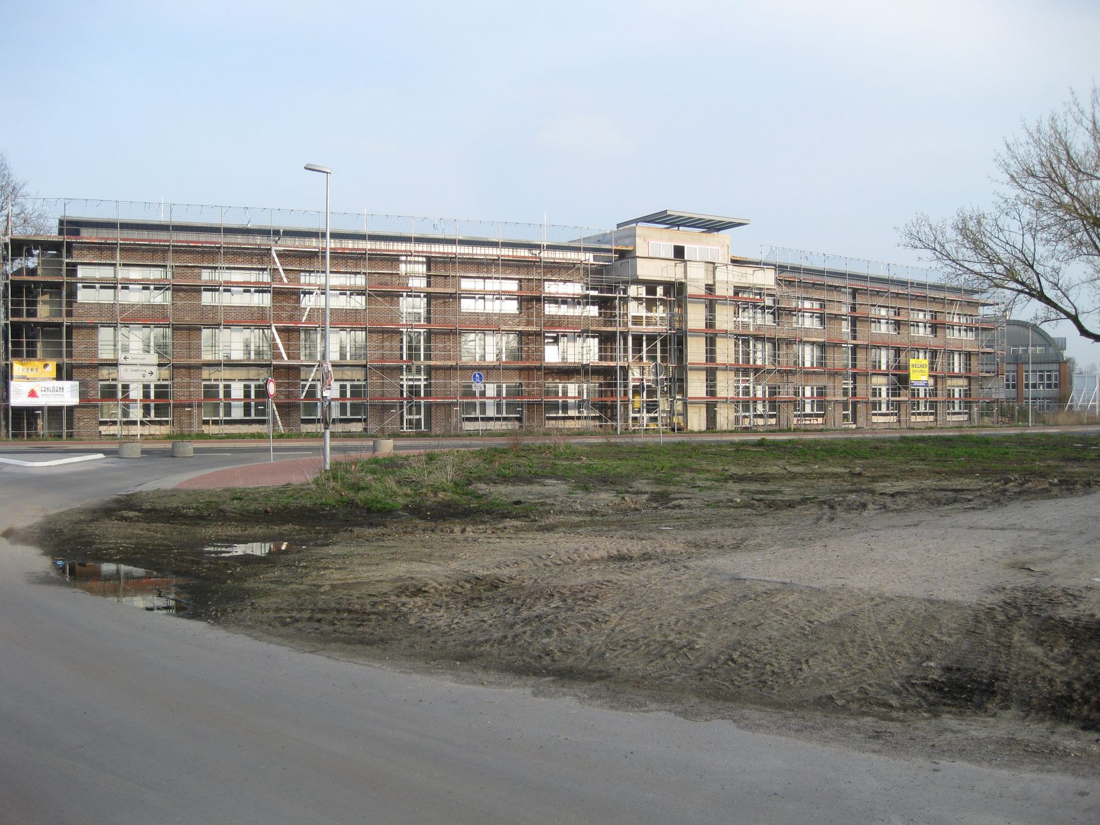 April 2011 – Klinkerfassade und Fenster weitgehend fertig