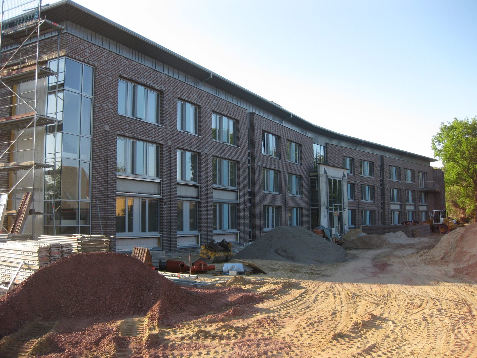 Mai 2011 – die fertige Klinkerfassade mit dem verglasten Treppenhaus