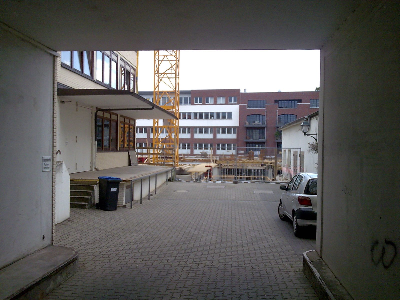 Blick durch die Hofdurchfahrt auf das Baufeld