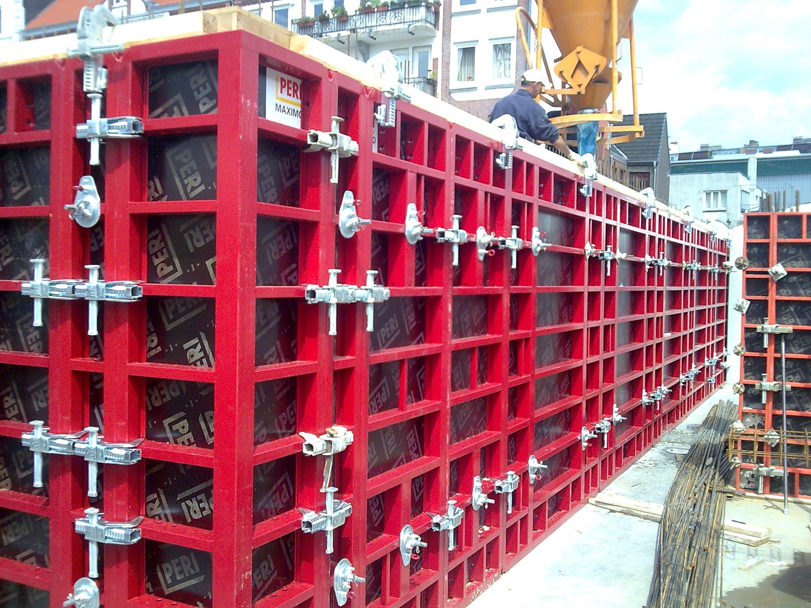 Betonage der Wand über den Kranbetonkübel