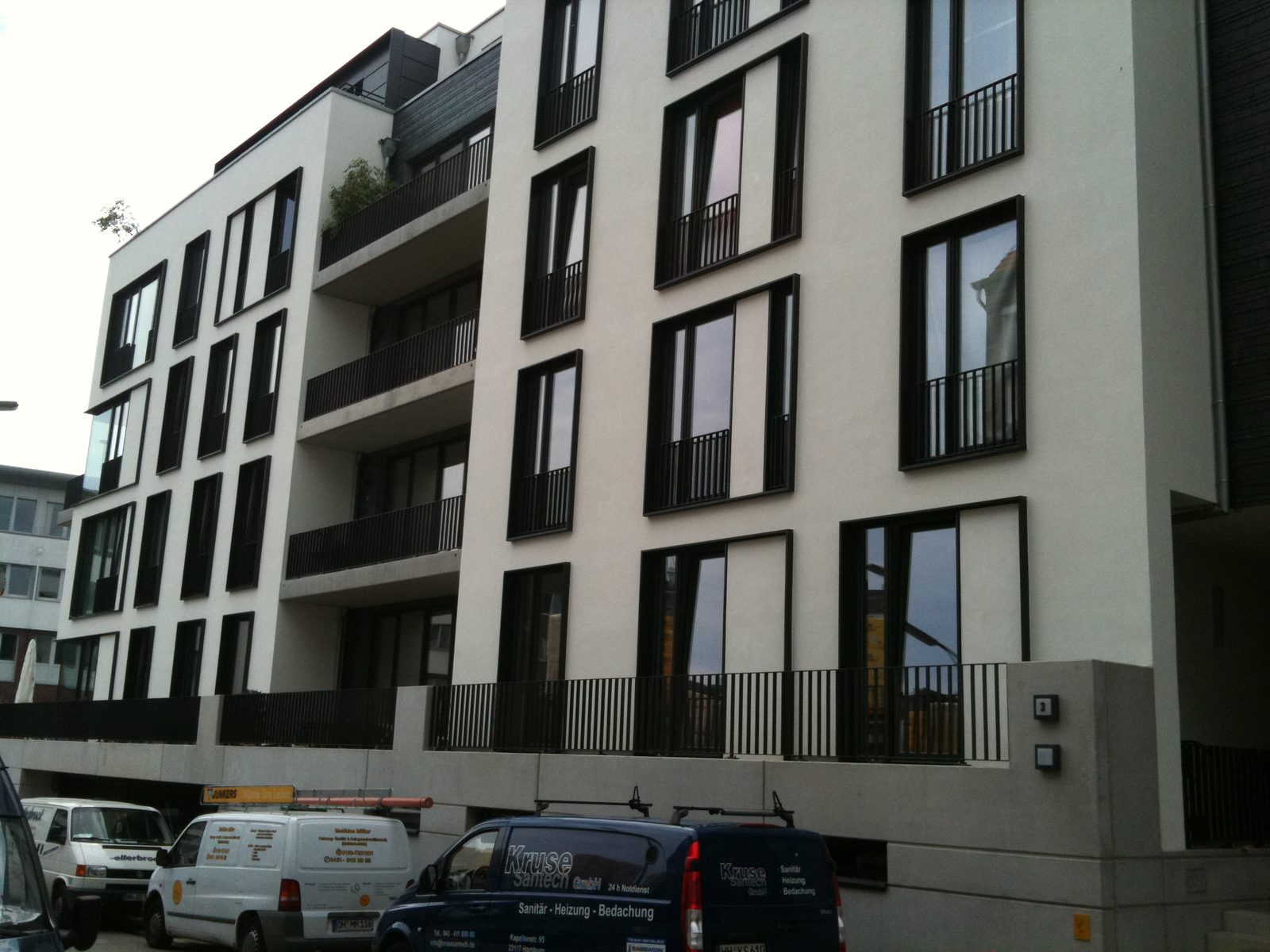 Gebäudeecke mit der Einfahrt unter dem Haus