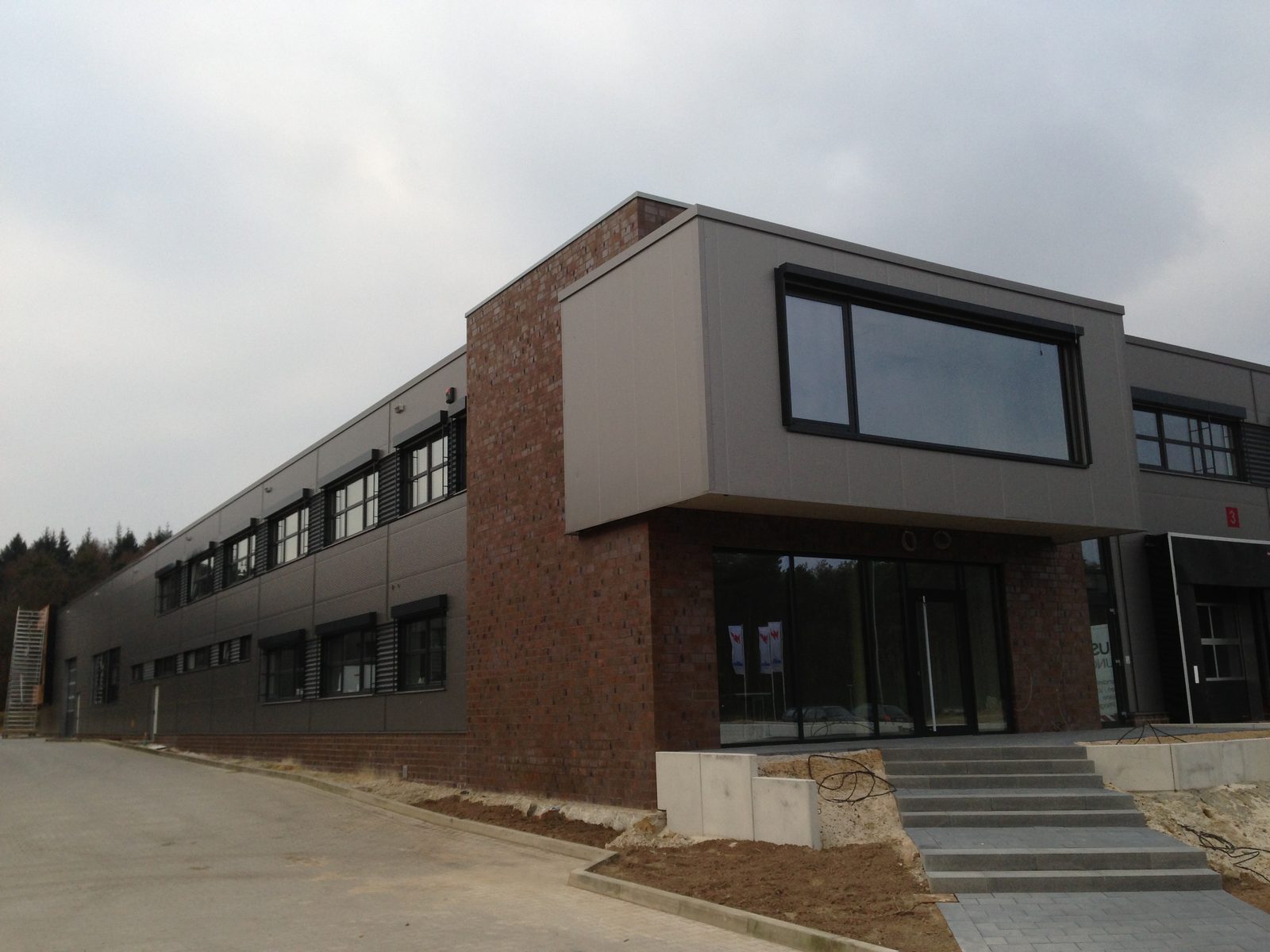 Der klinkerverkleidete Kopfbau mit dem auskragenden Obergeschoss