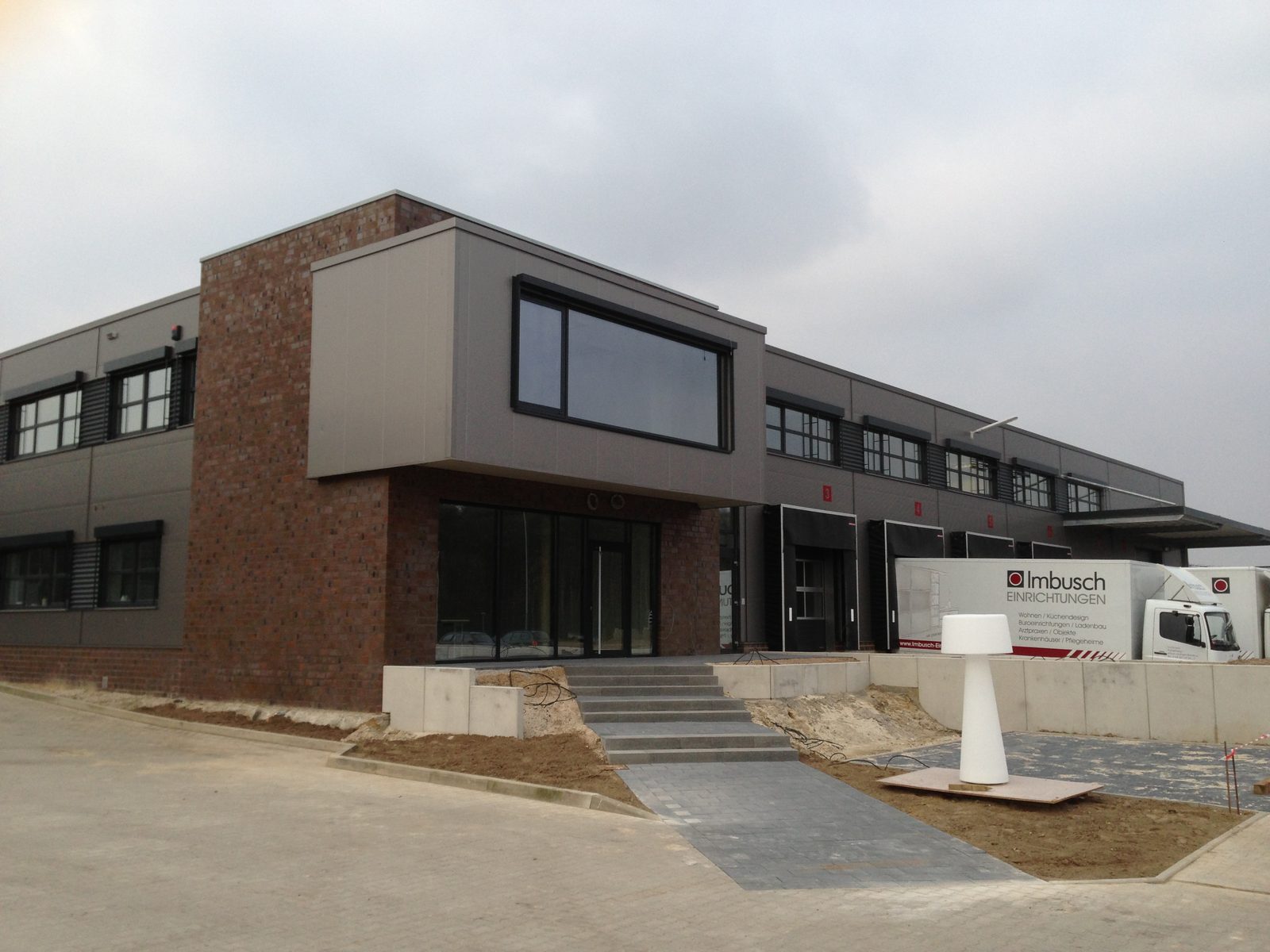 Eingang zum Bürotrakt