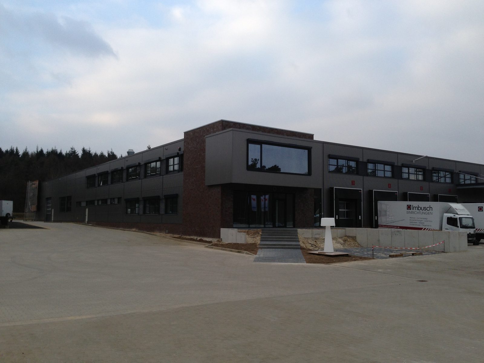 Bürotrakt und Verladehof