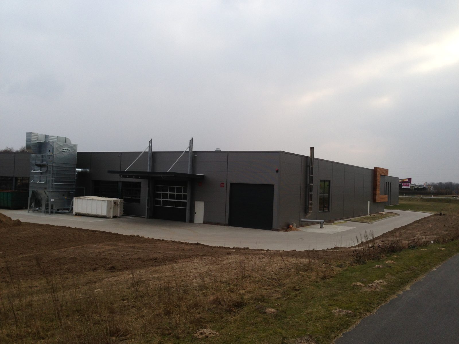 Die zweite Halle mit der Absauganlage an der Giebelseite