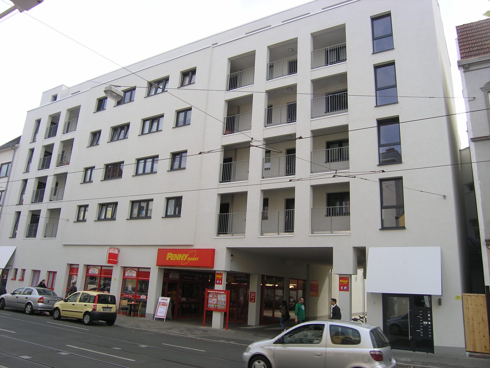 Straßenseite mit den Ladenflächen im Erdgeschoss