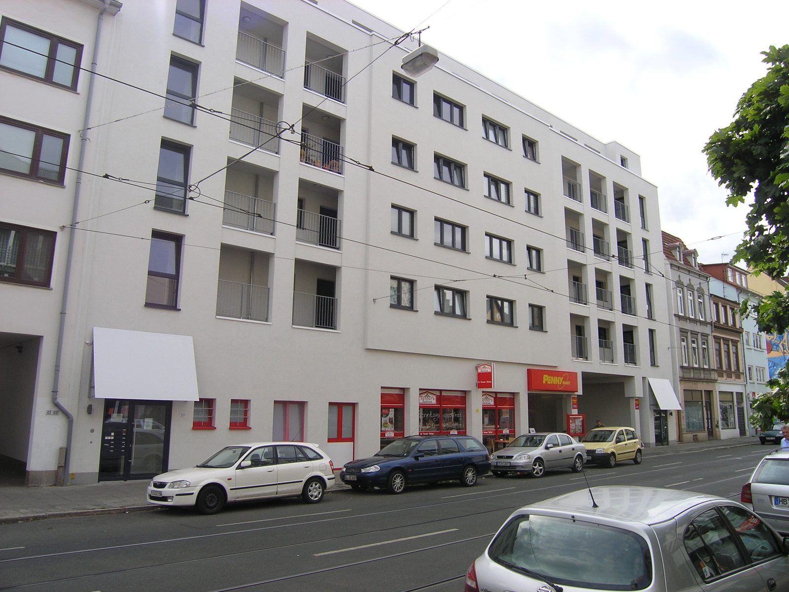Das Gebäude über die gesamte Länge des Straßenzugs