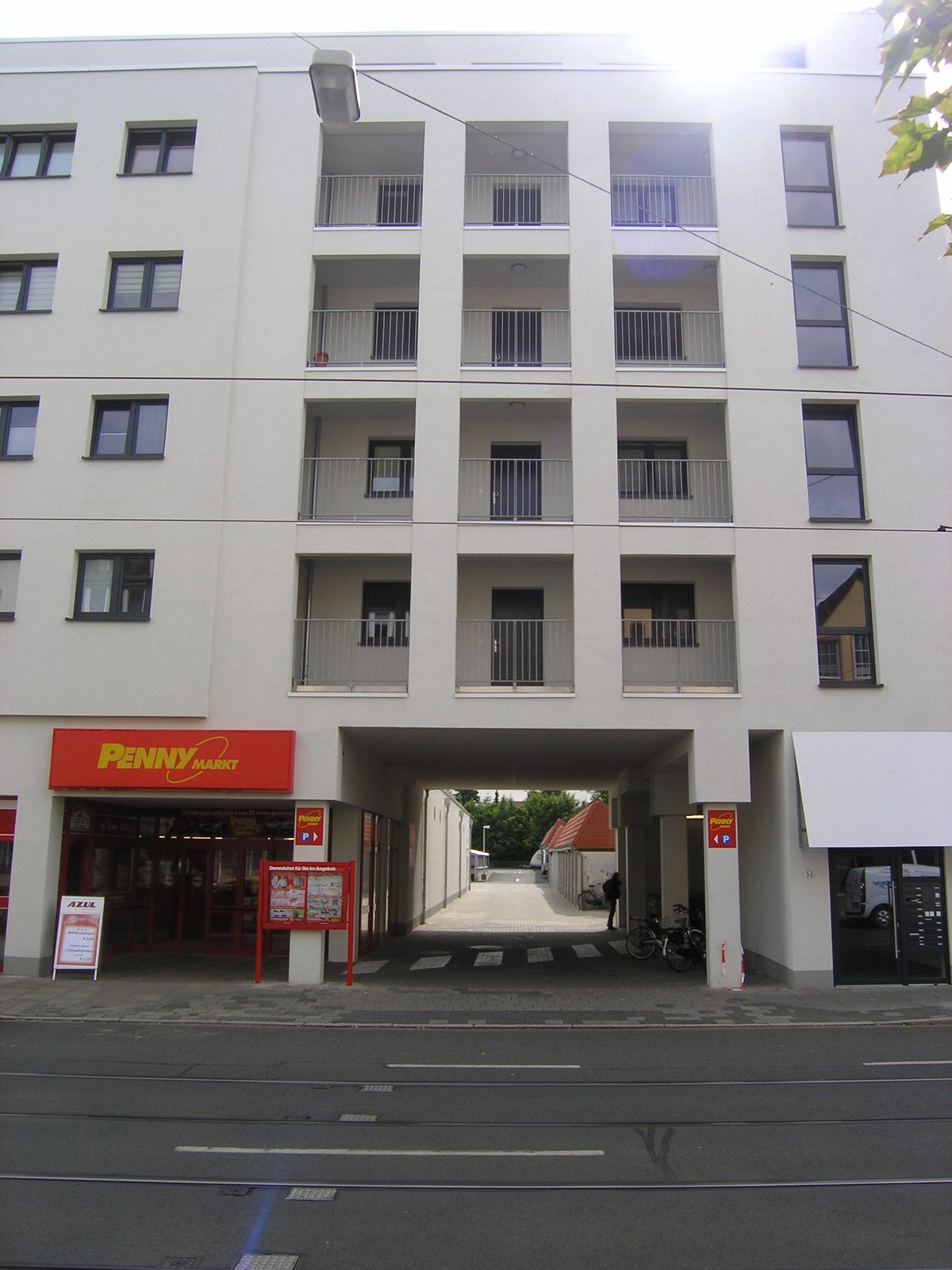 Die Durchfahrt zum Hof zwischen Markt und Wohnungen