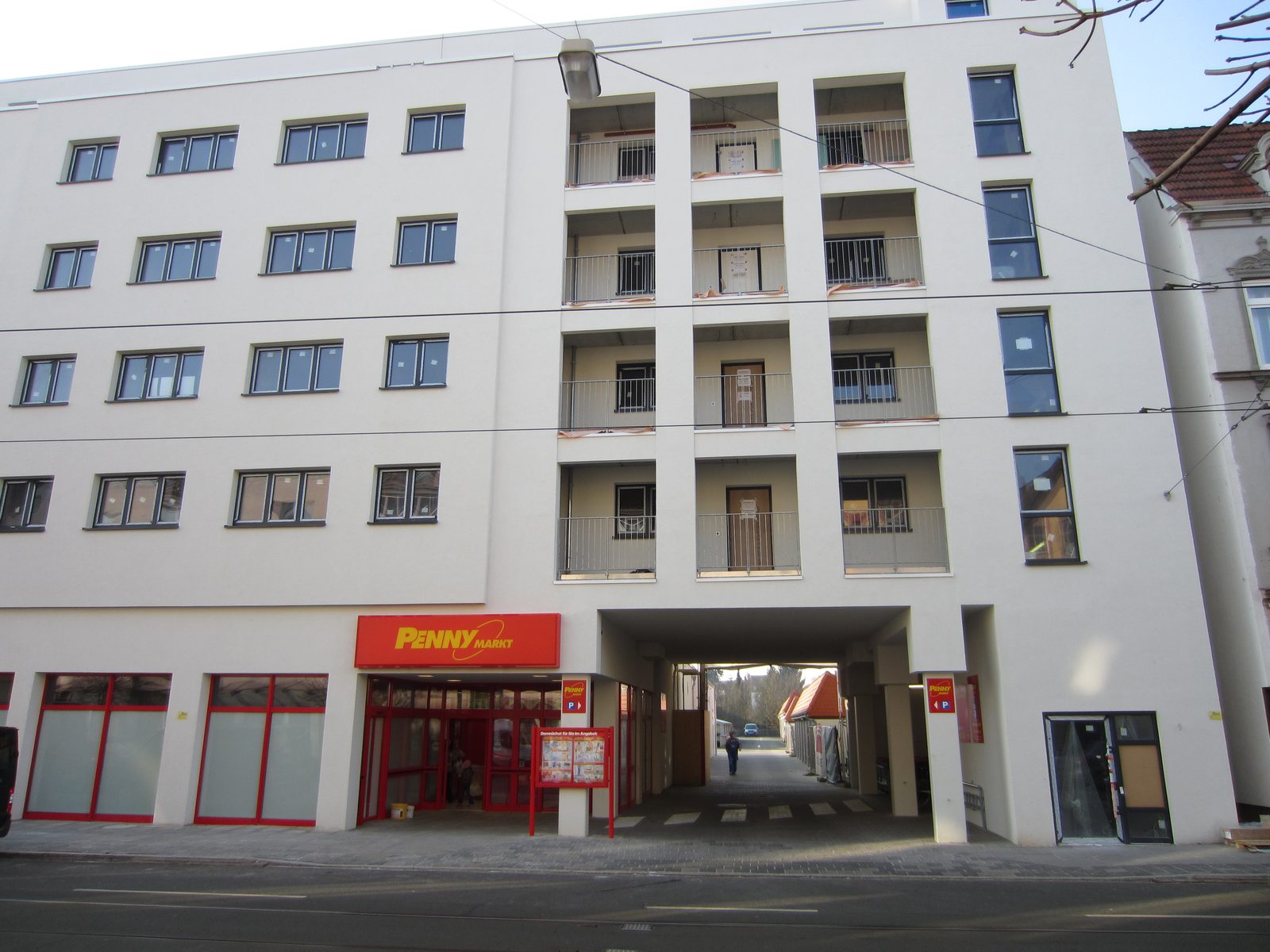 Aufnahme kurz nach der Fertigstellung, die Fenster noch beklebt