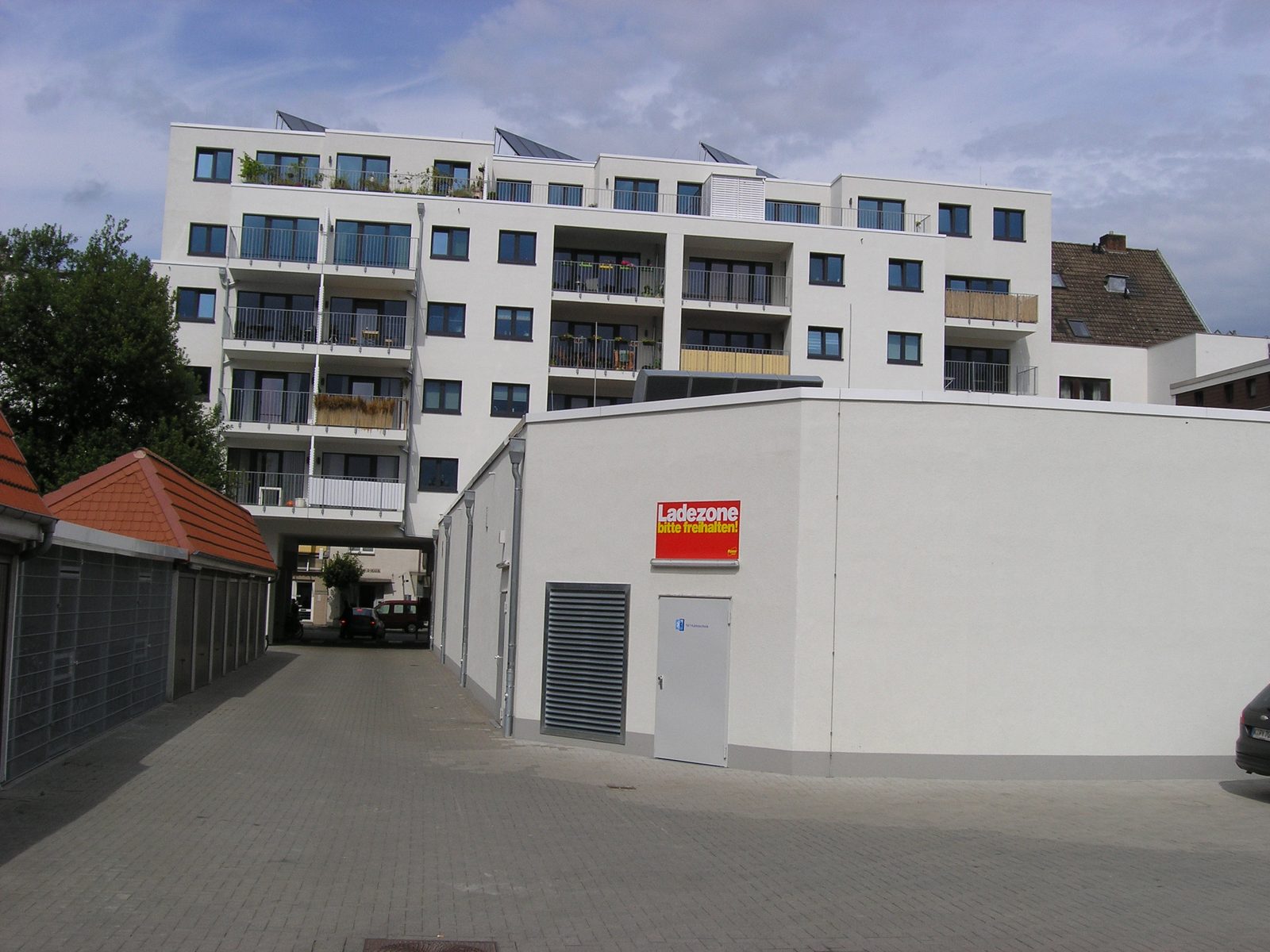 Die Anlieferung im Hof, darüber die Wohngeschosse