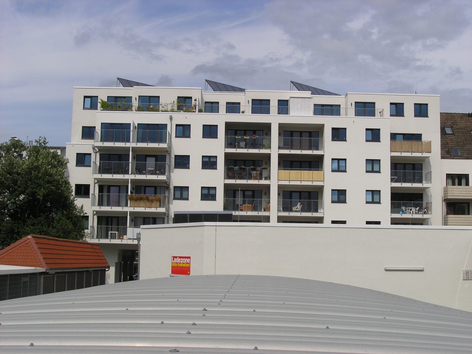Hofseite mit Balkonen, Staffelgeschoss und Solarkollektoren