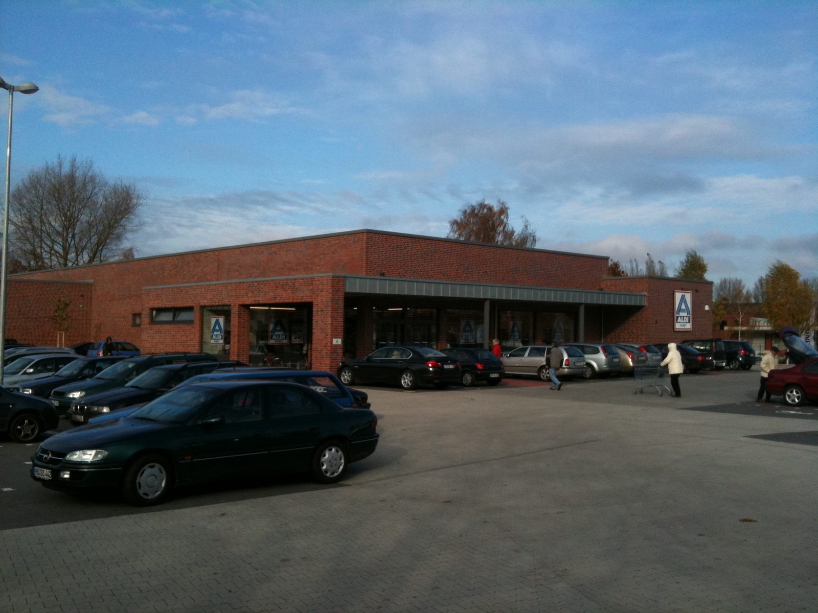Kundenparkplatz zwischen den Märkten