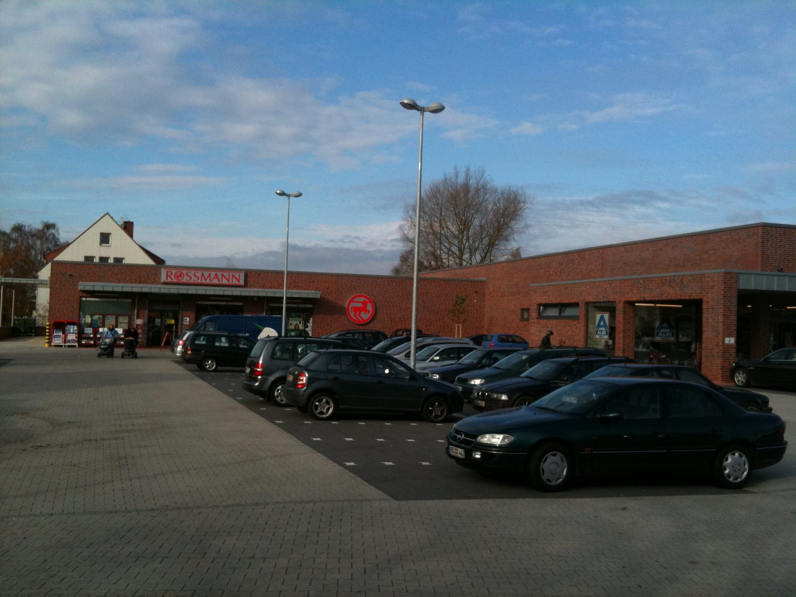 Die beiden Baukörper am gemeinsamen Vorplatz