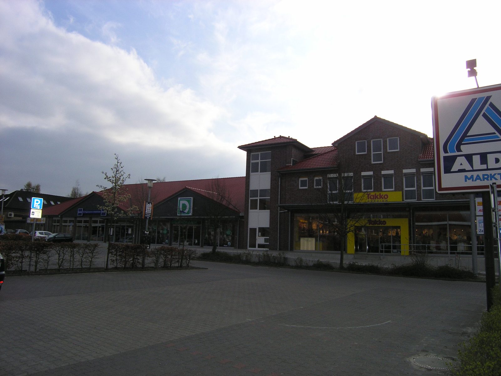 Straßenseite mit dem Kopfbau