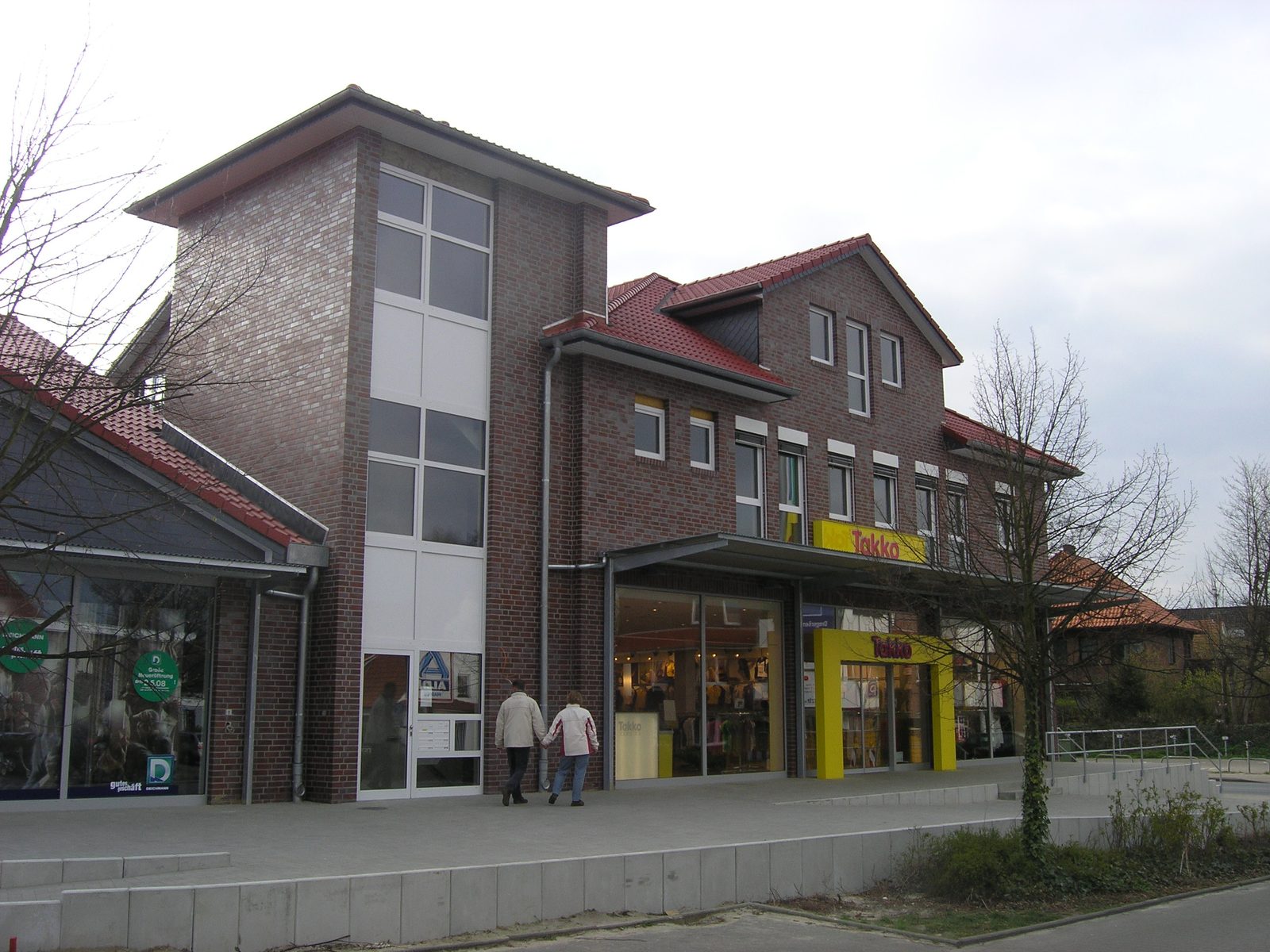 Kopfbau mit dem verglasten Treppenturm