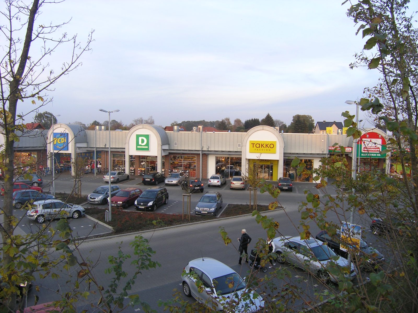 Blick über den Parkplatz auf die Front