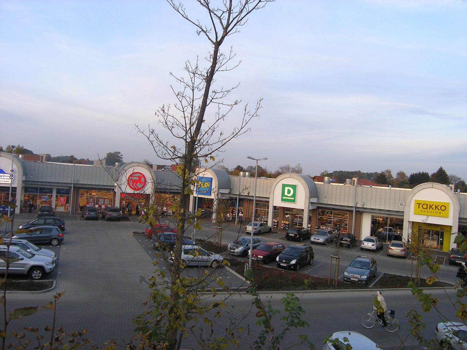 Gesamtansicht der Zeile mit Kundenparkplatz