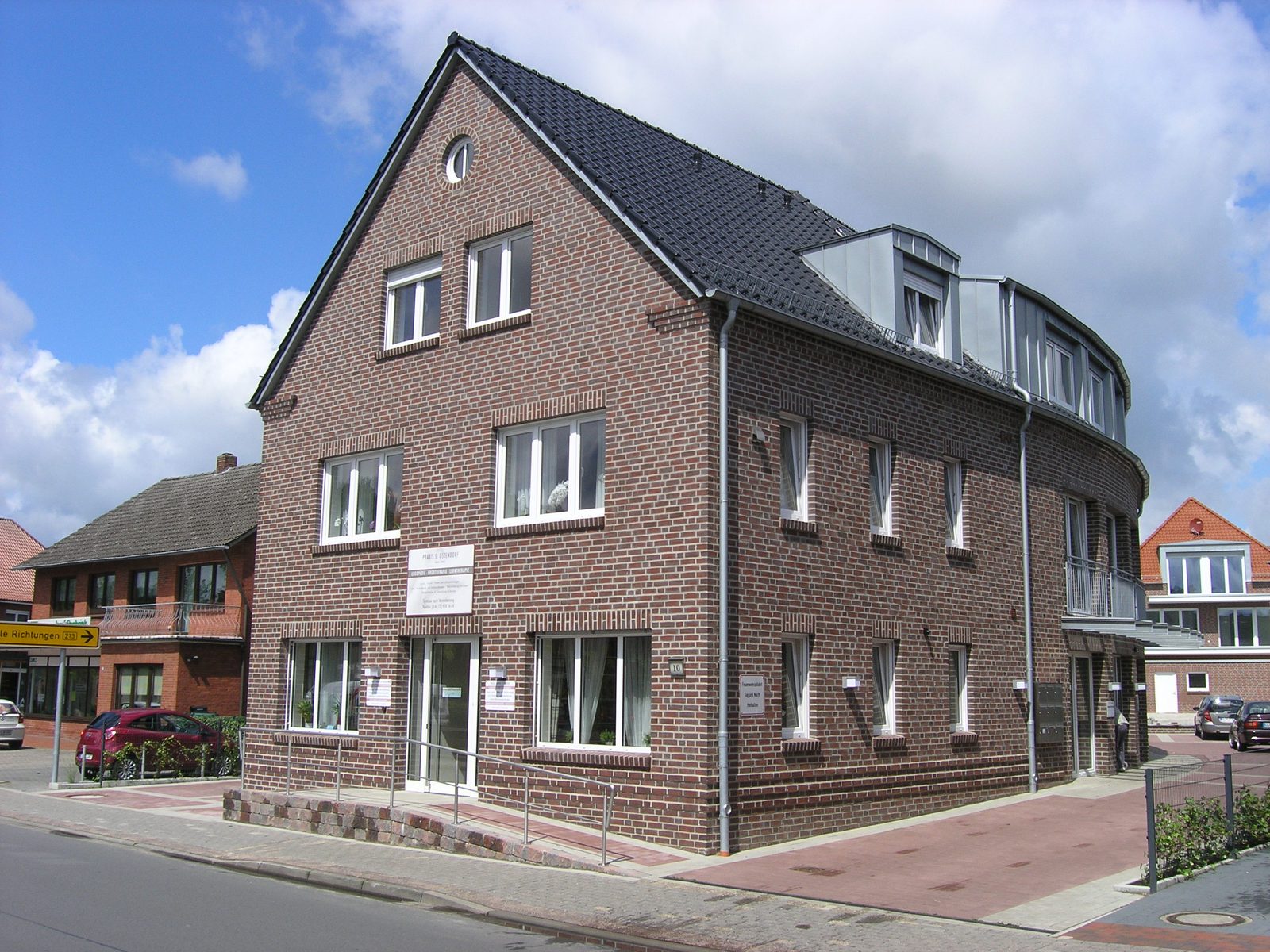 Straßenseite mit dem Eingang zu den Praxisräumen