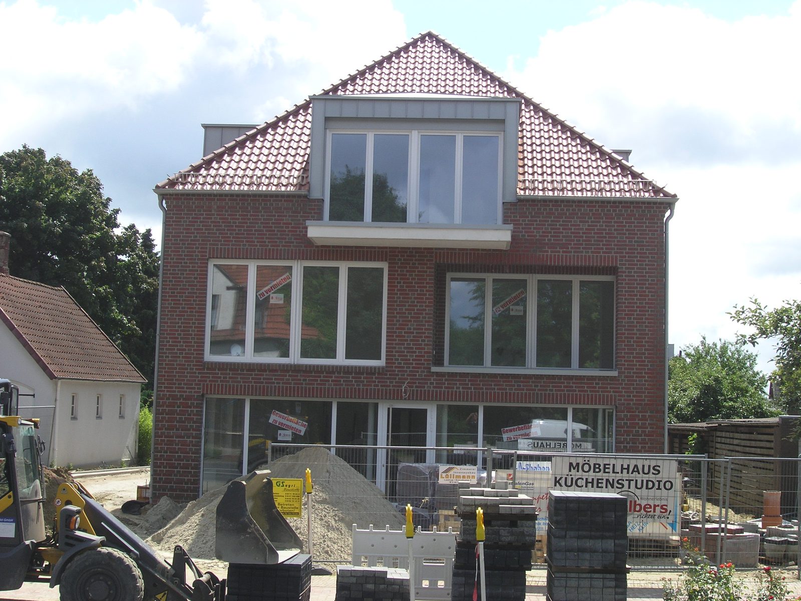 Straßenseite mit den Gewerbeflächen im Erdgeschoss