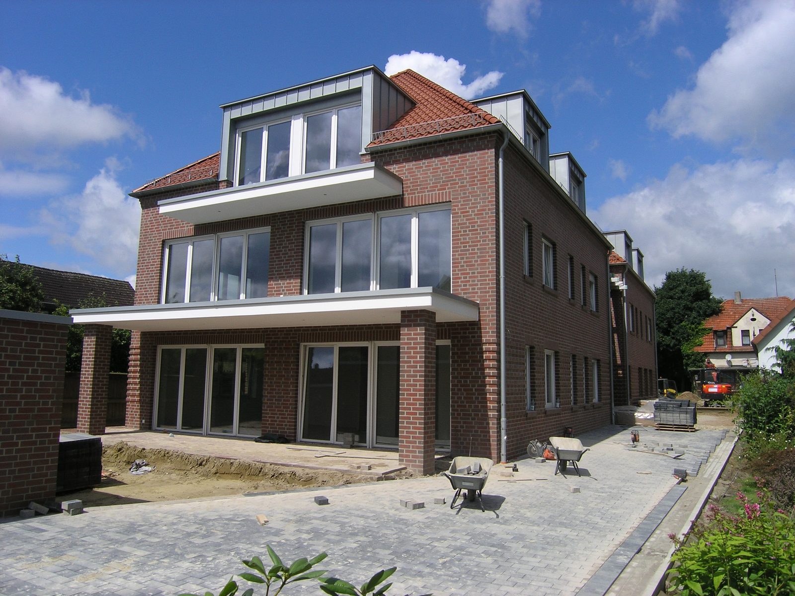 Gartenseite mit den auskragenden Vordächern über Terrassen und Balkonen