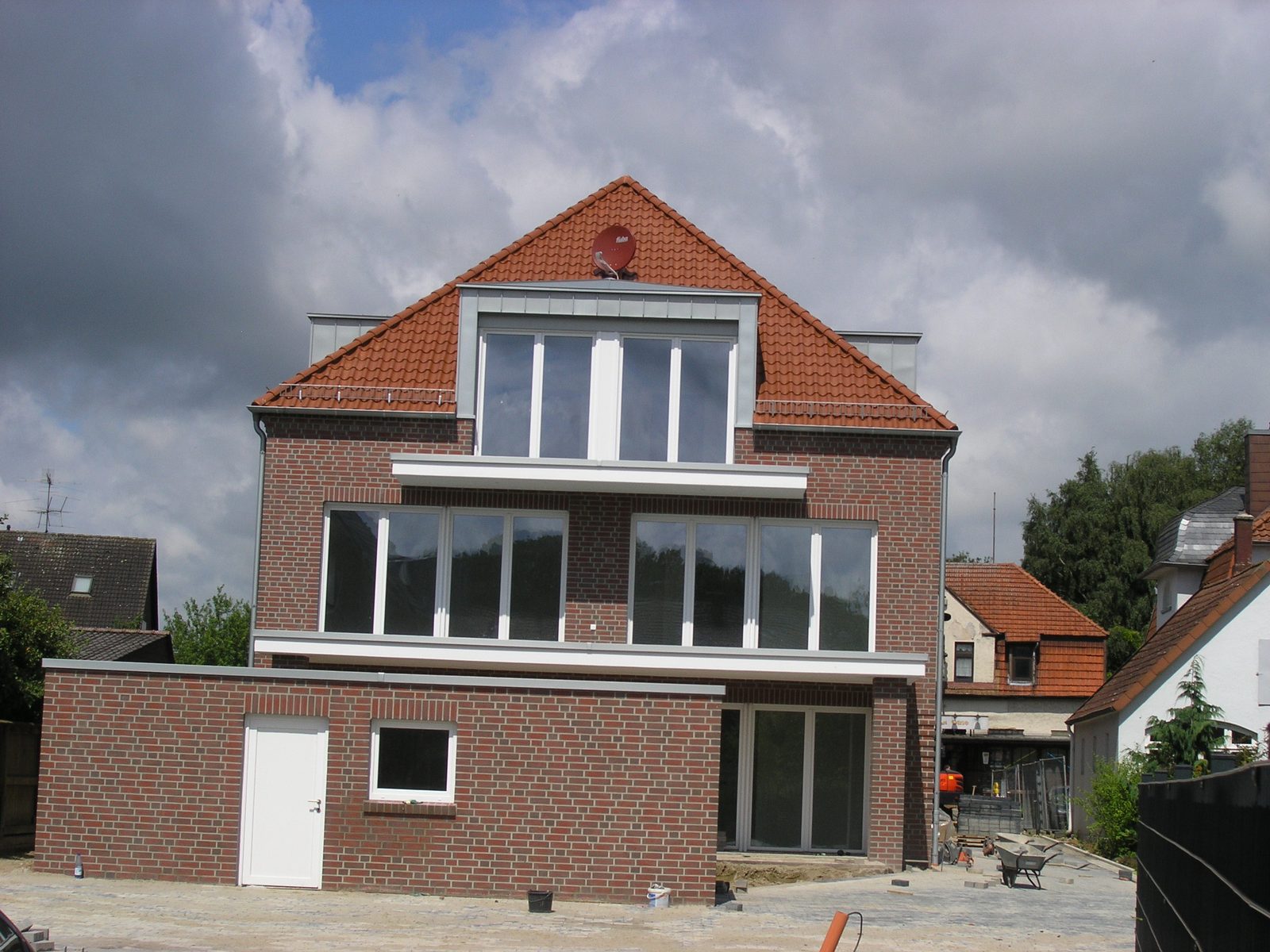 Giebelseite zum Hof, links der angebaute Nebenraum