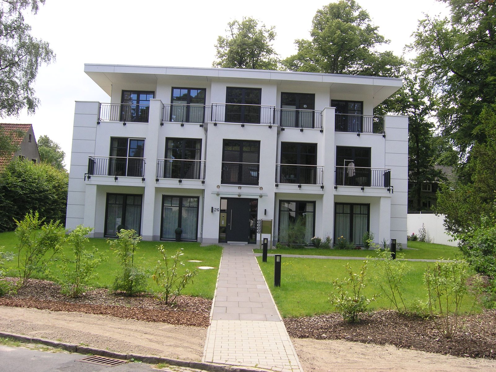 Eingangsseite mit dem Weg von der Straße
