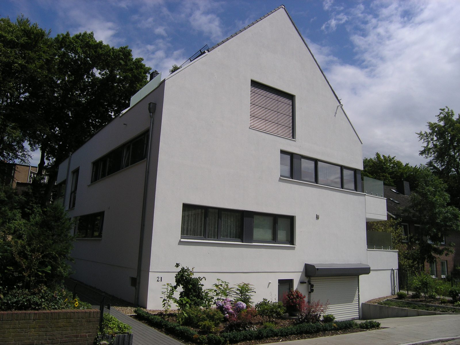 Der Baukörper folgt dem Gefälle der Straße