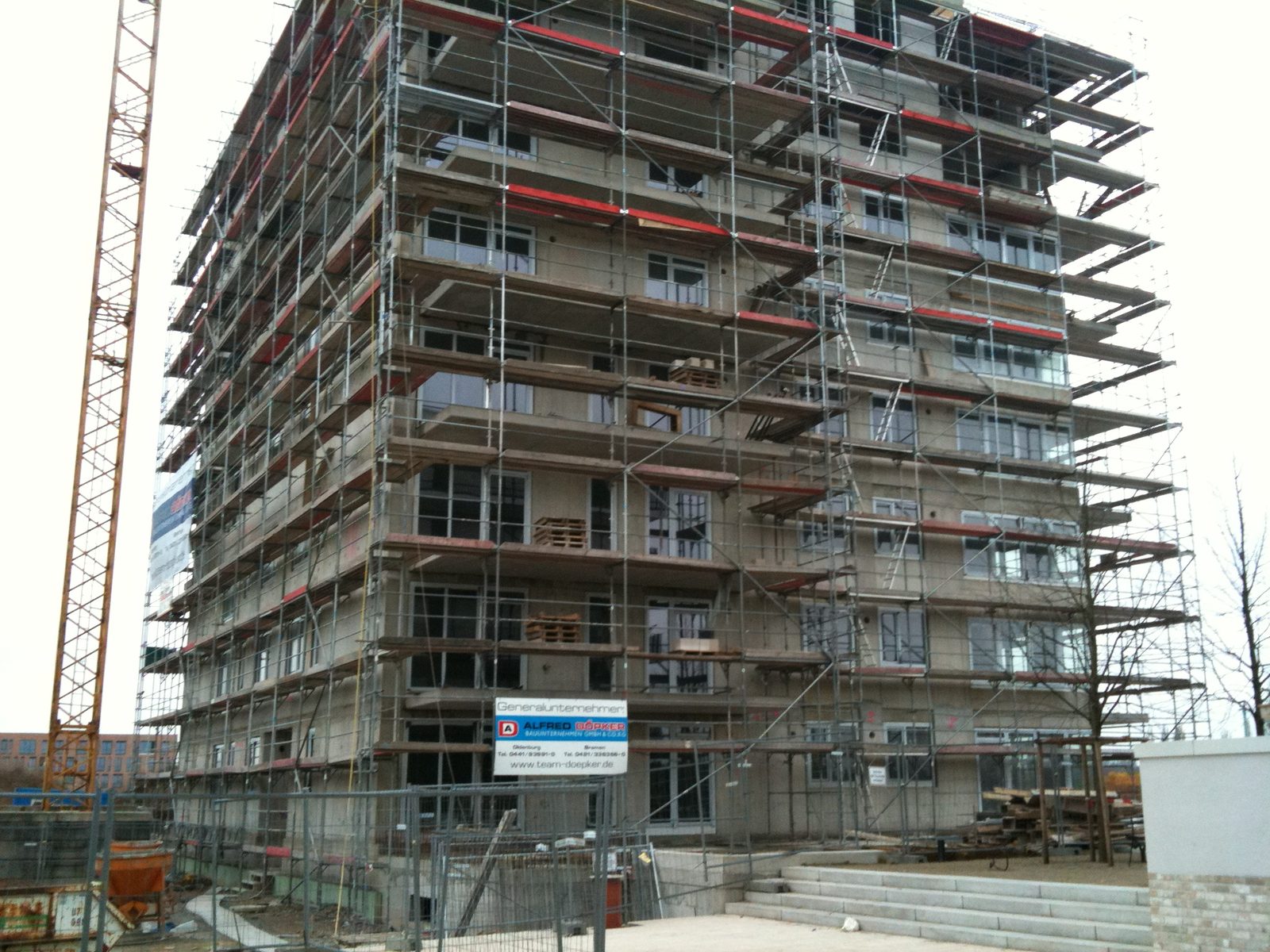 Der eingerüstete Rohbau von der künftigen Platzseite