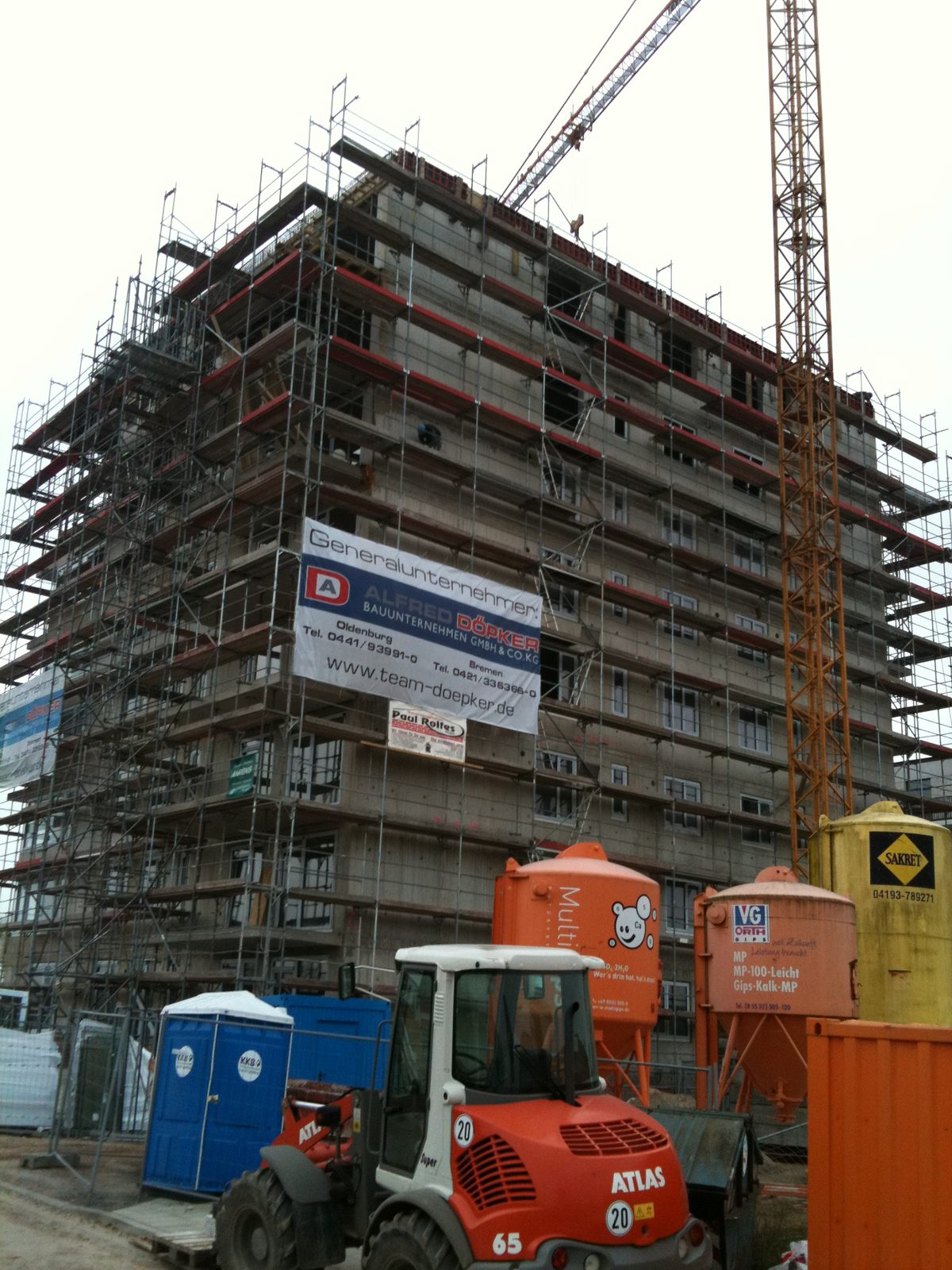 Baustelleneinrichtung mit Silos und Bauschild