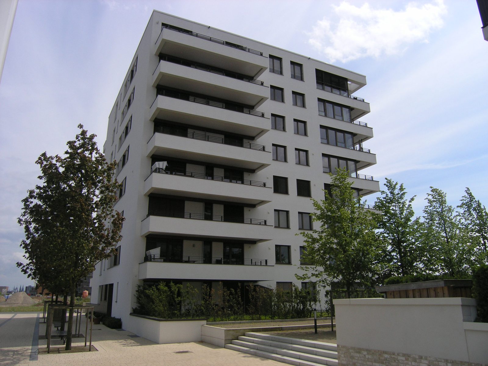 Blick vom Vorplatz auf die Gebäudeecke