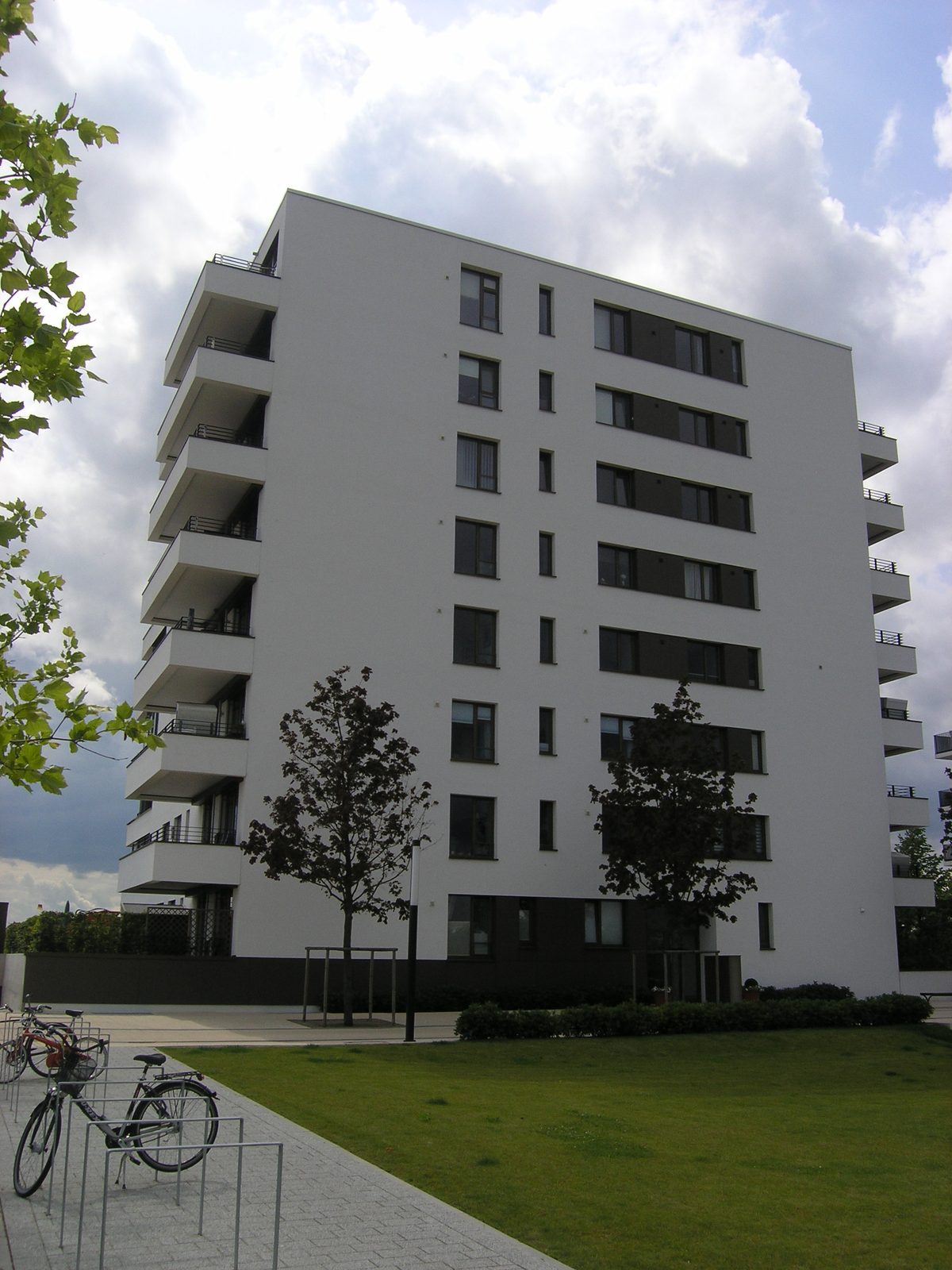 Rückseite mit den Loggien und den Fahrradständern