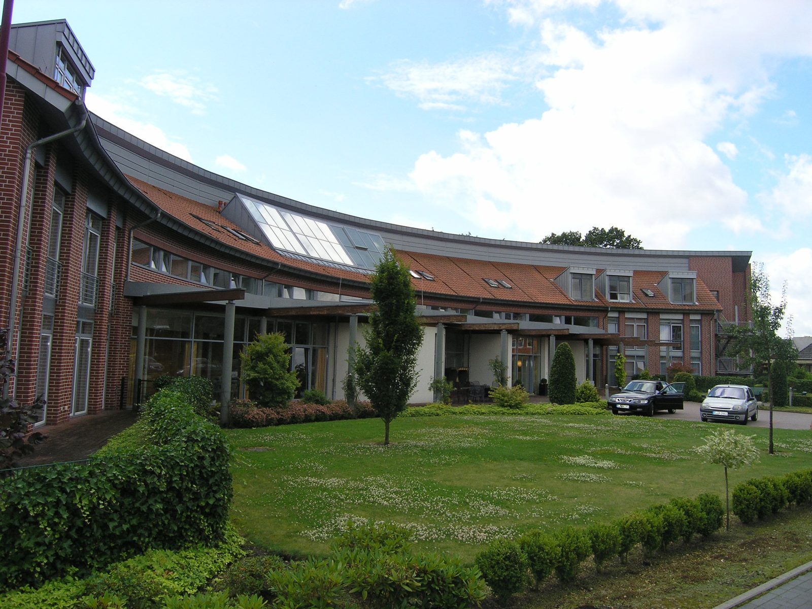 Gartenseite mit dem Wandelgang und dem verglasten Dachband